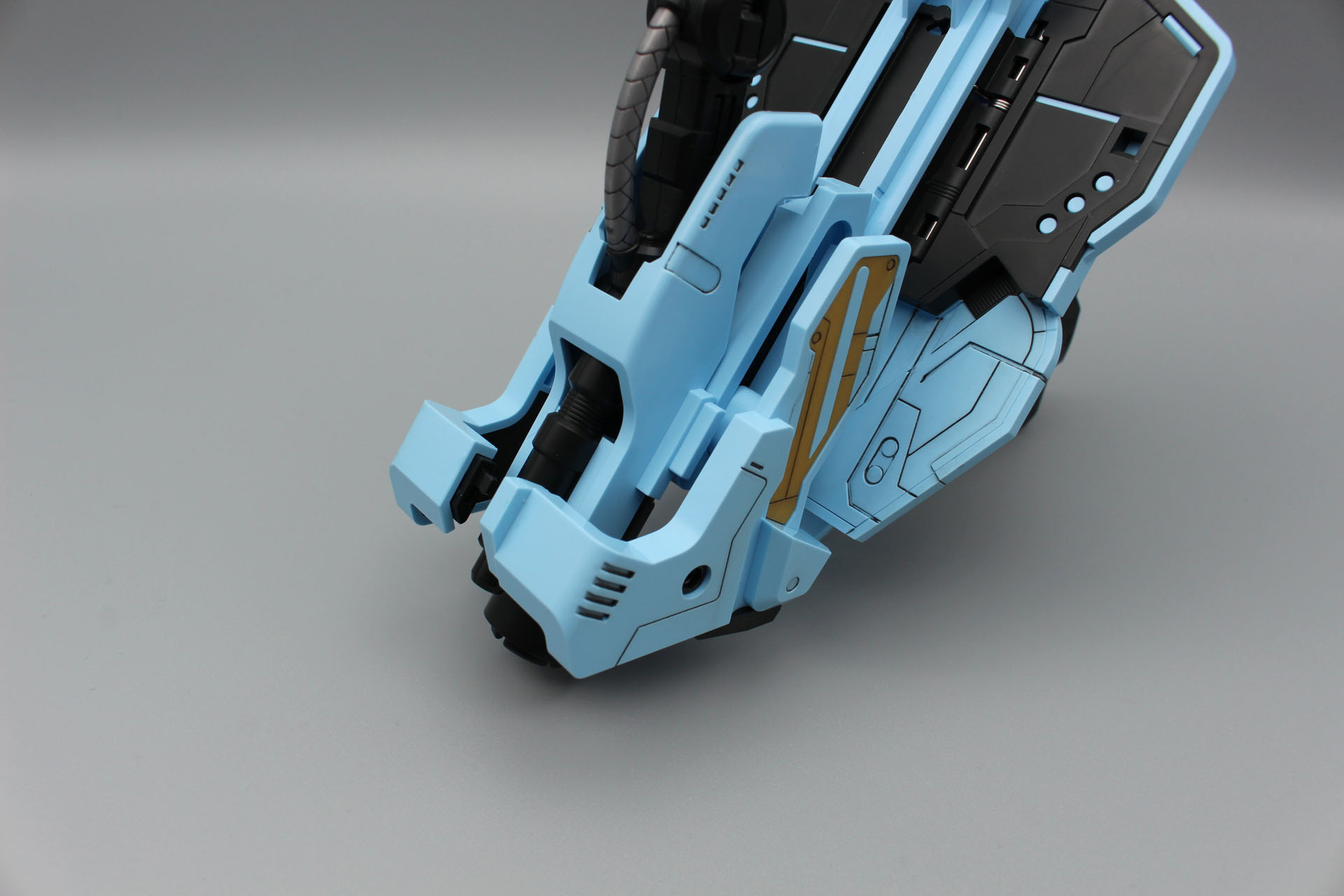 カバーガンフレームは本体前方に取り付ける