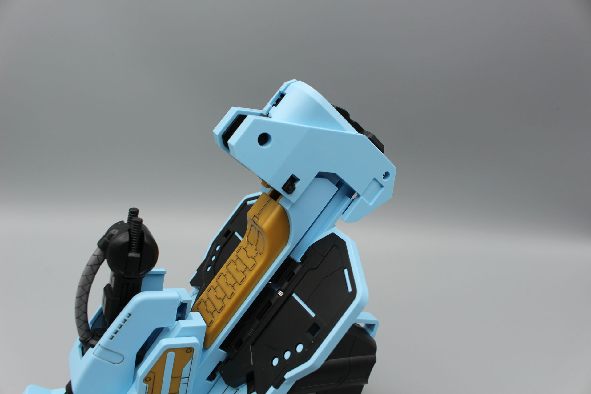 後方にシートとカバーを取り付ける