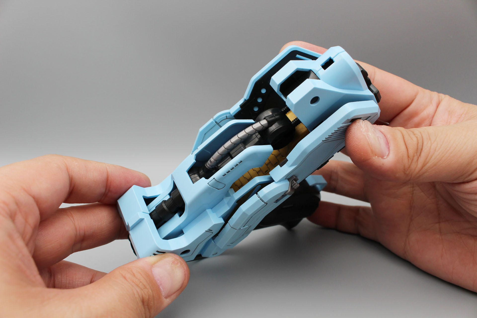 完成時は変形後の状態となっているので、フレームを縮めてバインダーを閉じる