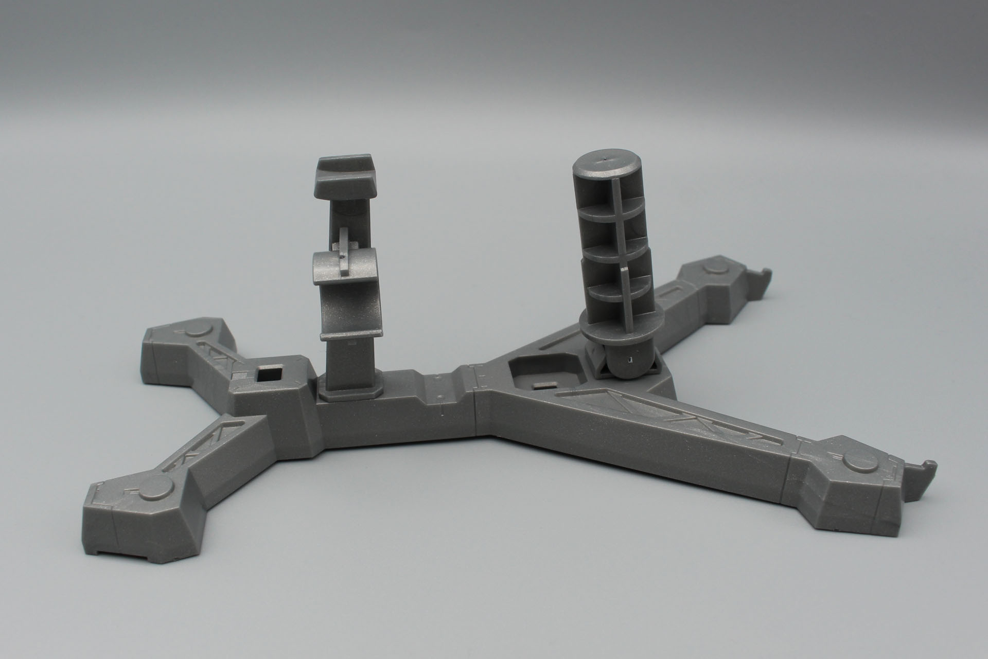 台座を組み立て。写真右側の支柱は前後に可動する