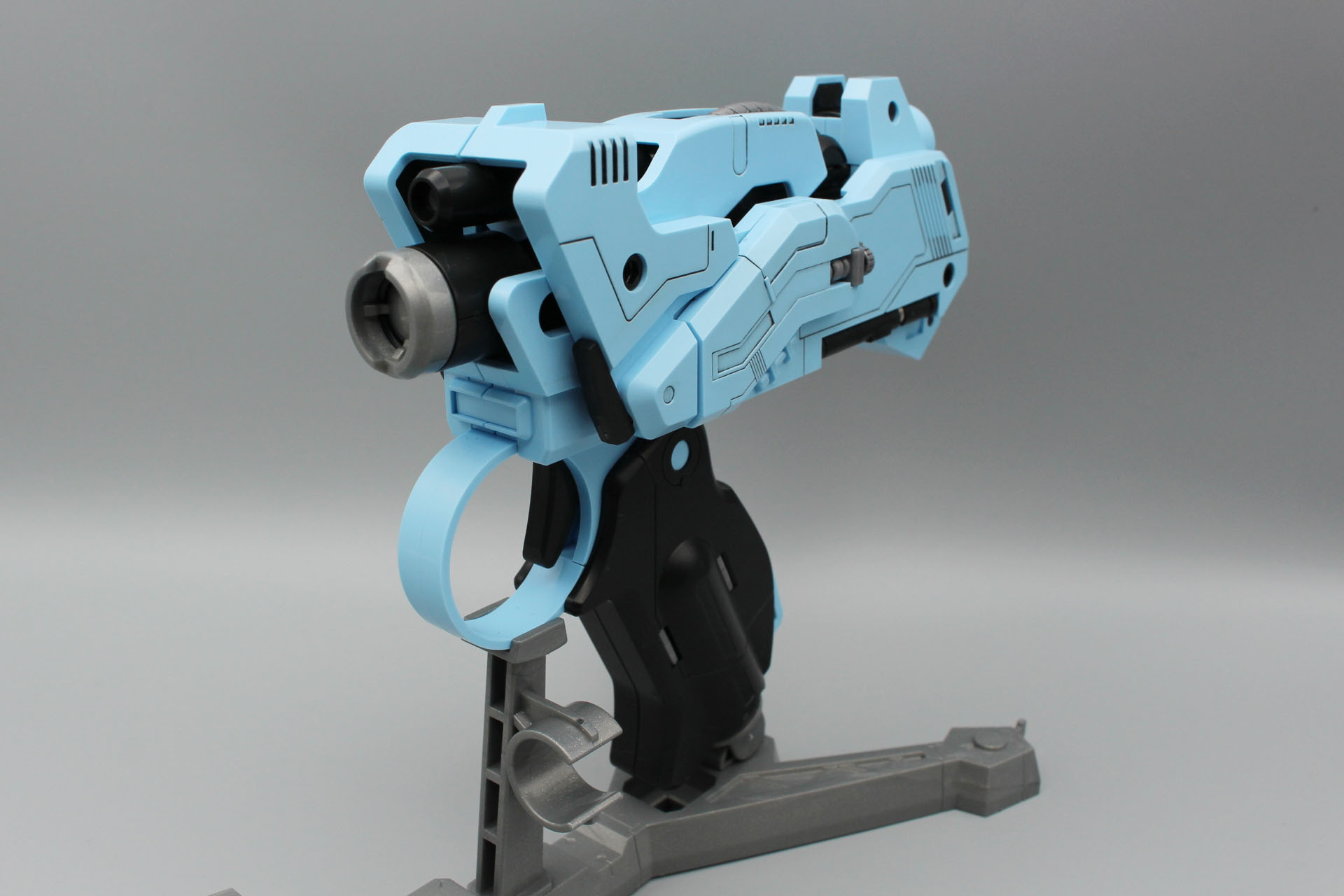 アタックガールガンの完成。専用台座の軸をカートリッジの穴に差し込むと固定できる