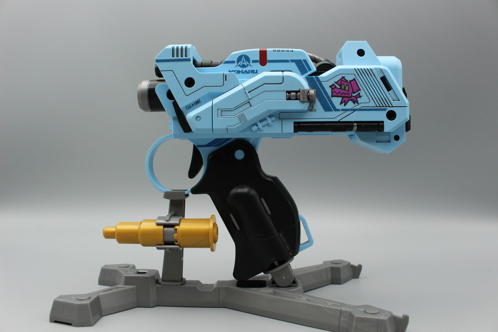 シールを貼るとプロップの雰囲気が一気に上昇。作例は小春の銃で、名前とマークによって使用者の銃を作れる