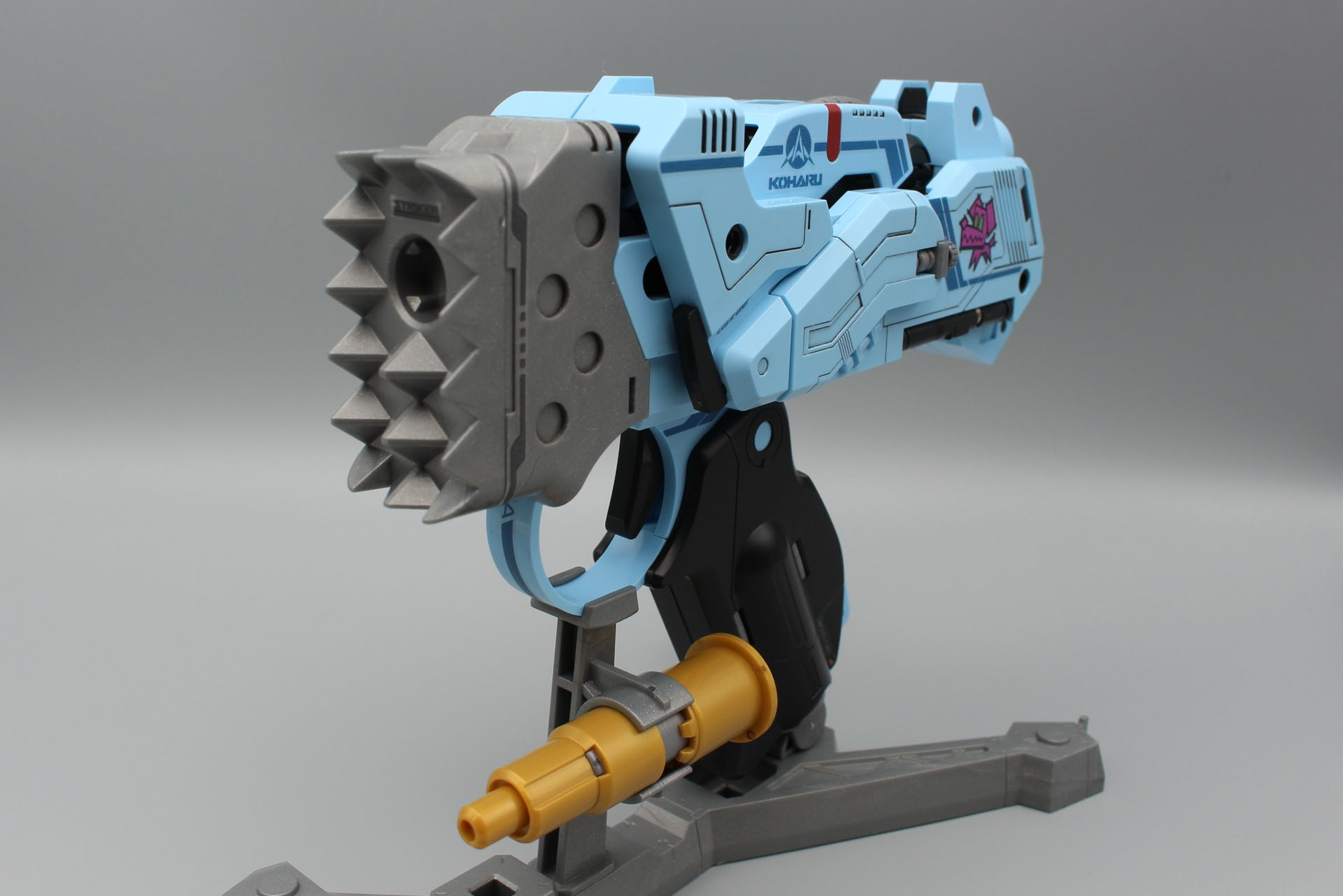 ノーマルバレルを外してストライクパーツを装着。鈍器のような姿になる