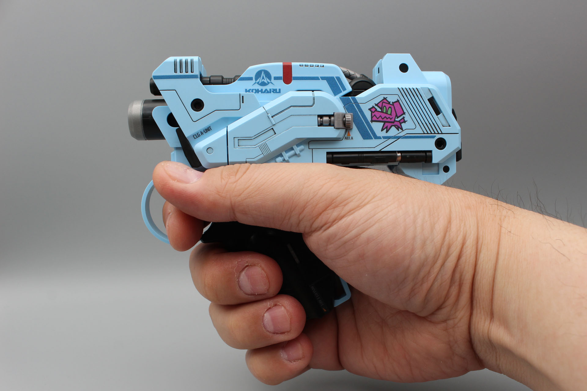 劇中では女の子が持つ銃なので、筆者のような男の手には少し小さい