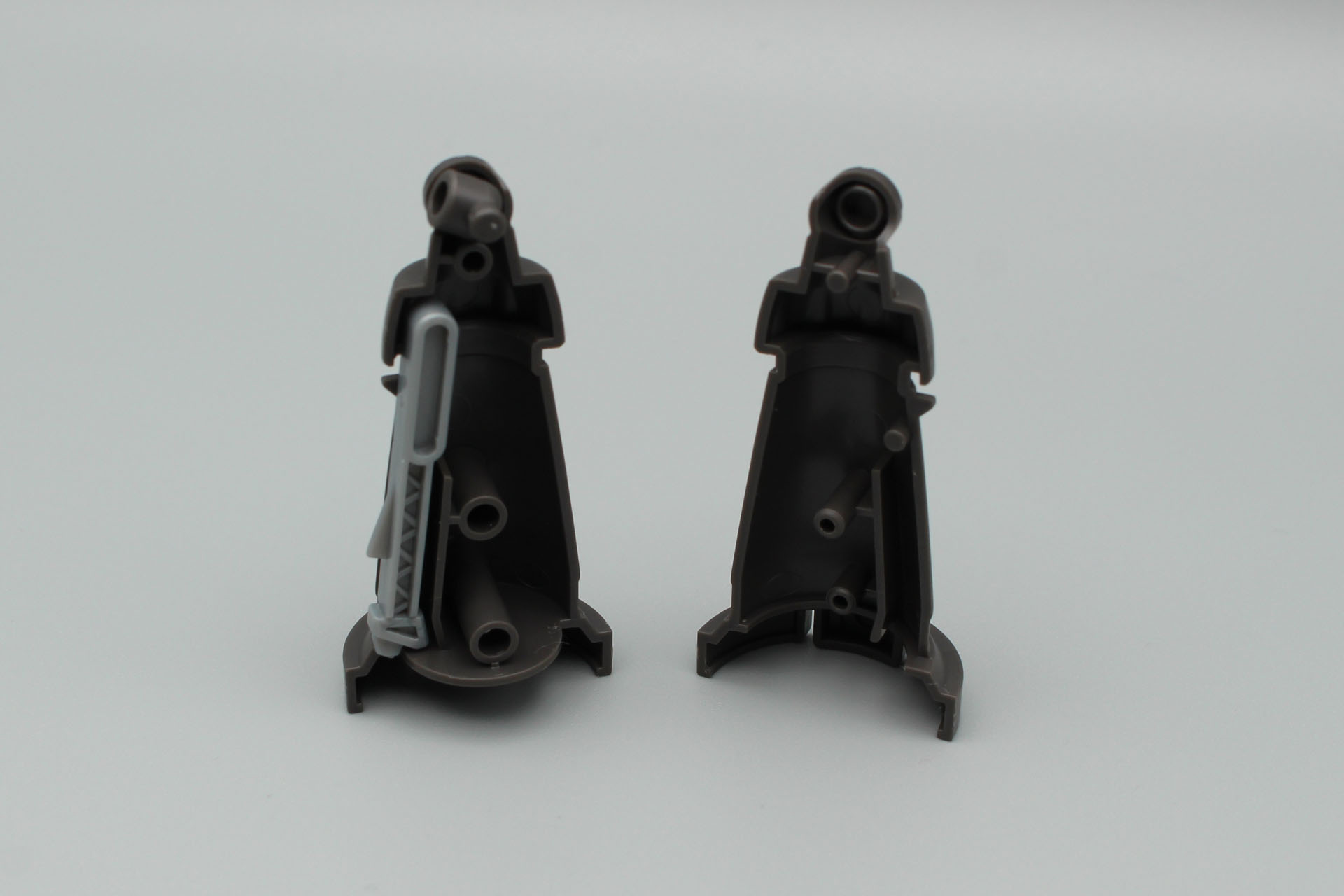 後頭部の飾りから組み立て開始。内部に可動する支柱を組み込む