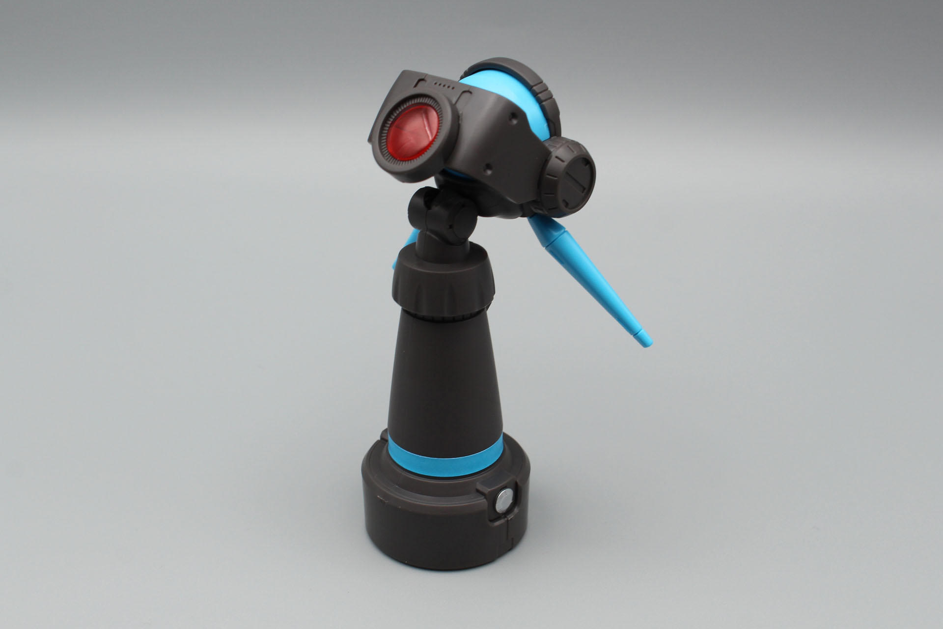 バイザーのレンズにはクリアパーツを採用している