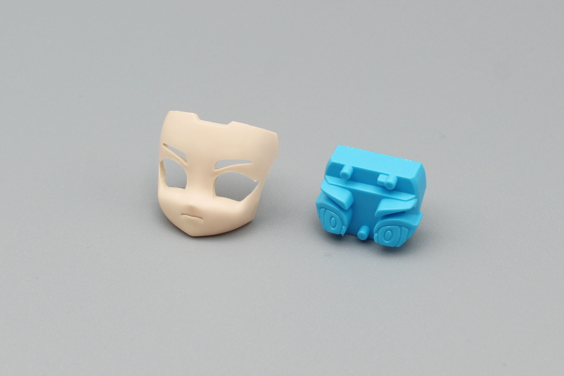 顔も含め肌色のパーツはマットな成形なのが嬉しい