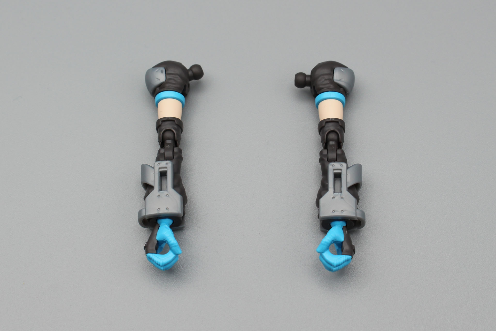 腕は左右対称でかなり細身だ