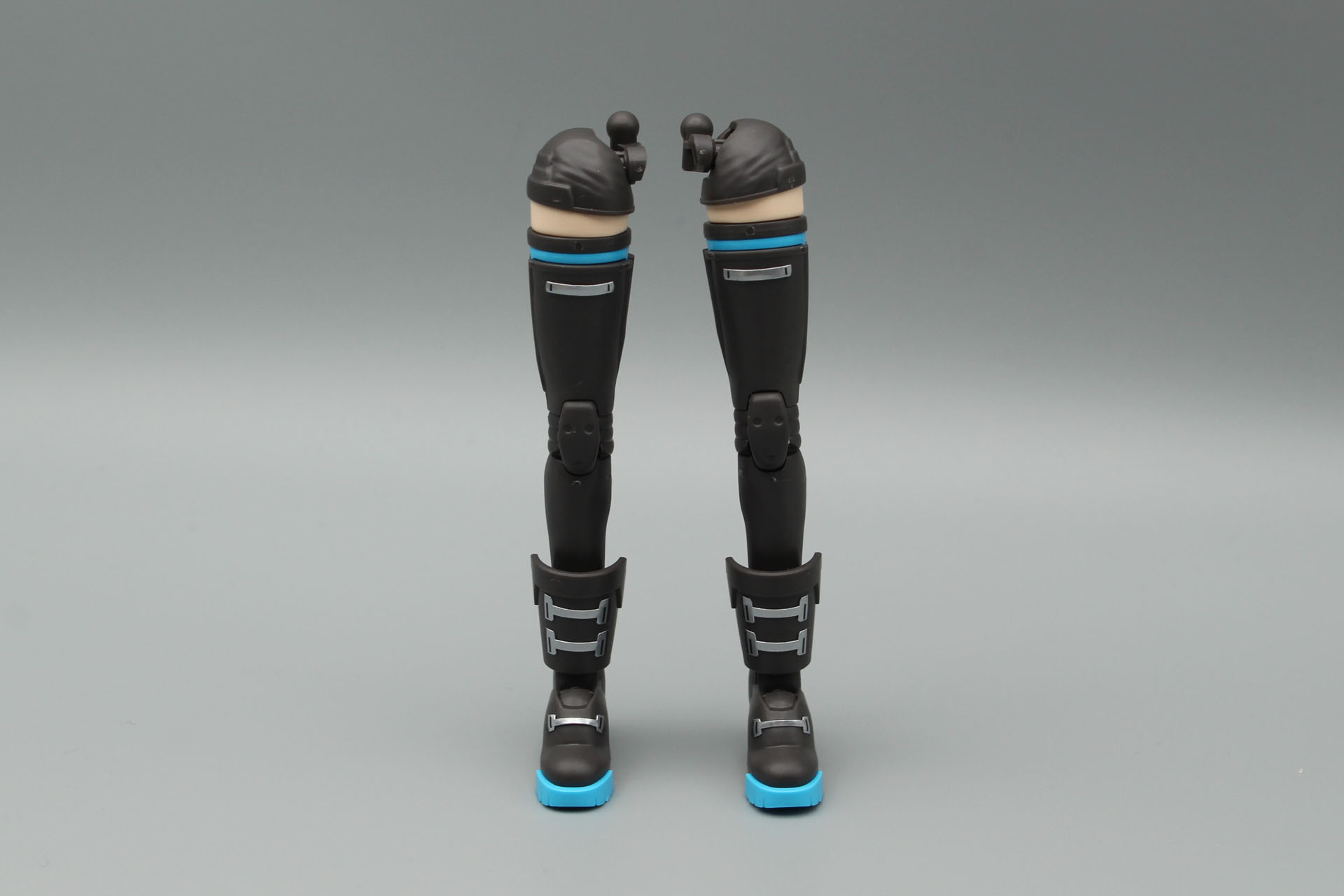太もも、脛、ブーツなどを組み立てて脚部の完成