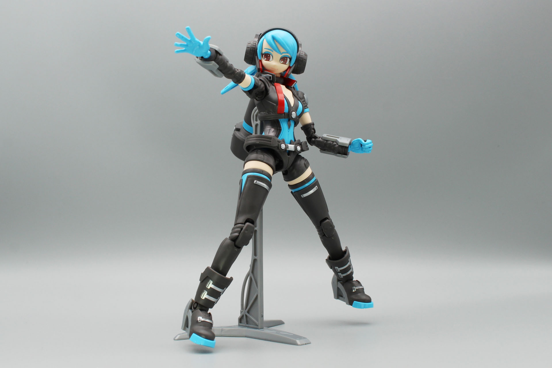 キットには簡易的な台座が付属。動きのあるポーズも付けられる