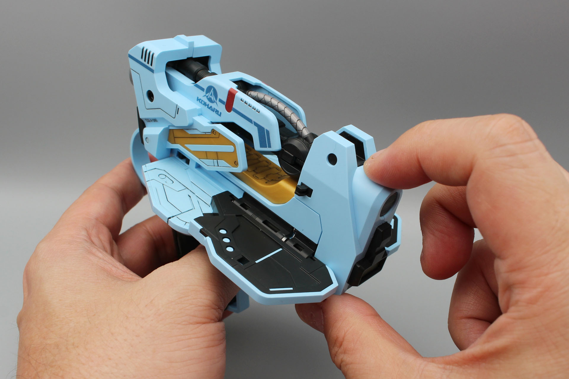 アタックガールガンの後部を引っ張るとバインダーウイングが開く