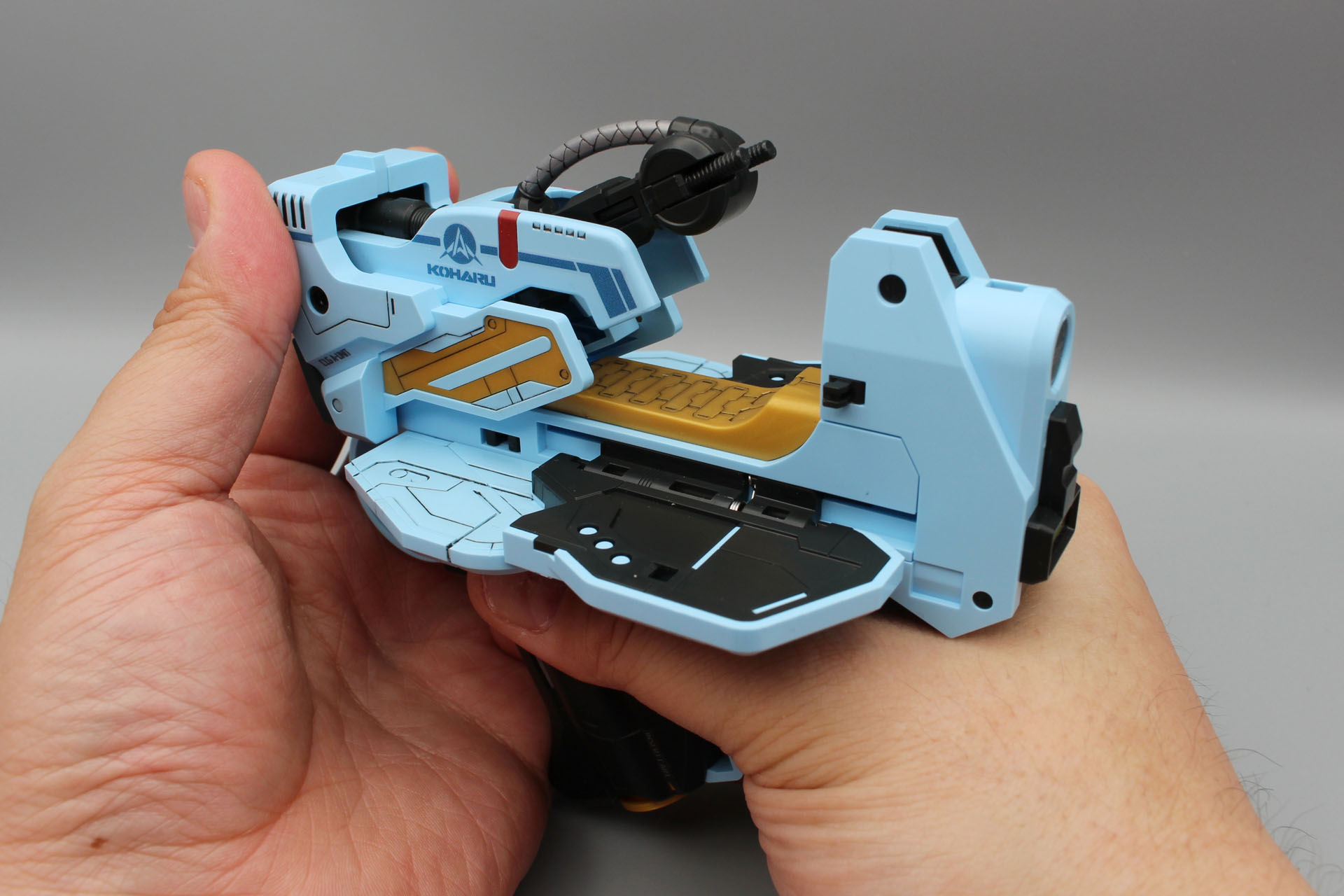 カバーガンフレームを前方にスライドさせると、ハンドルになる部分が持ち上がる