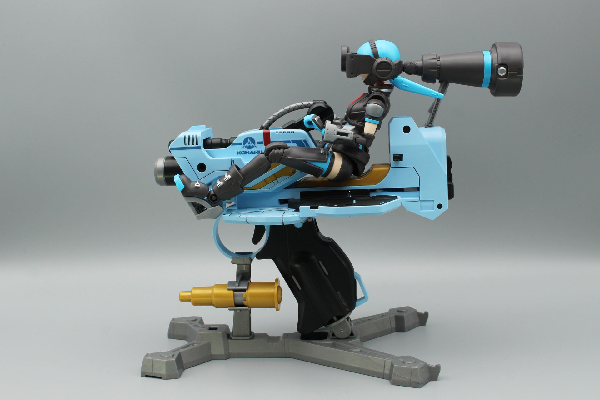 アリスを座らせて、支柱を銃の後方に固定し、ヒールの穴にステップを通す