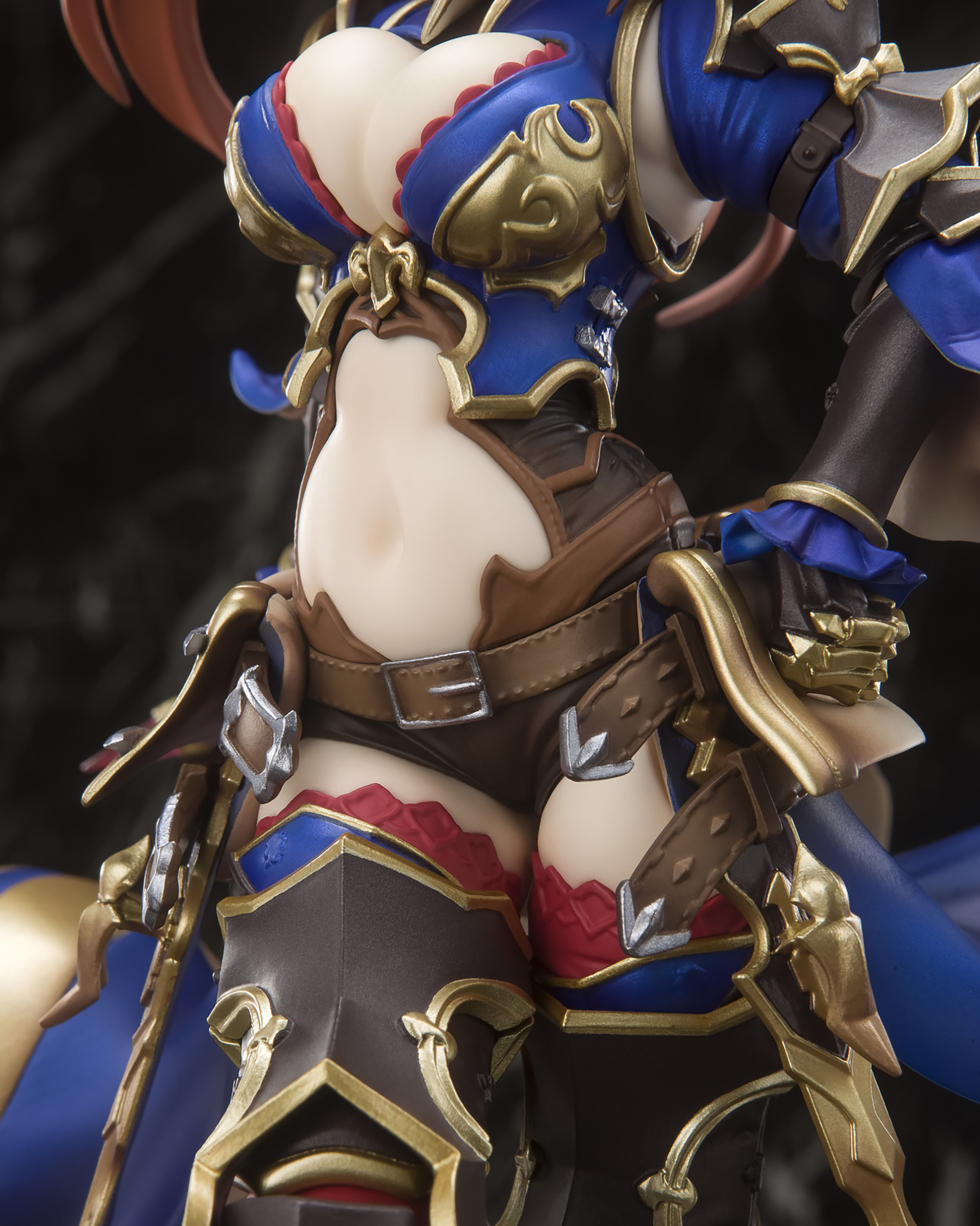 エッジが際立つ衣装と対照的に、肉体部分の柔らかさが旨く表現されている