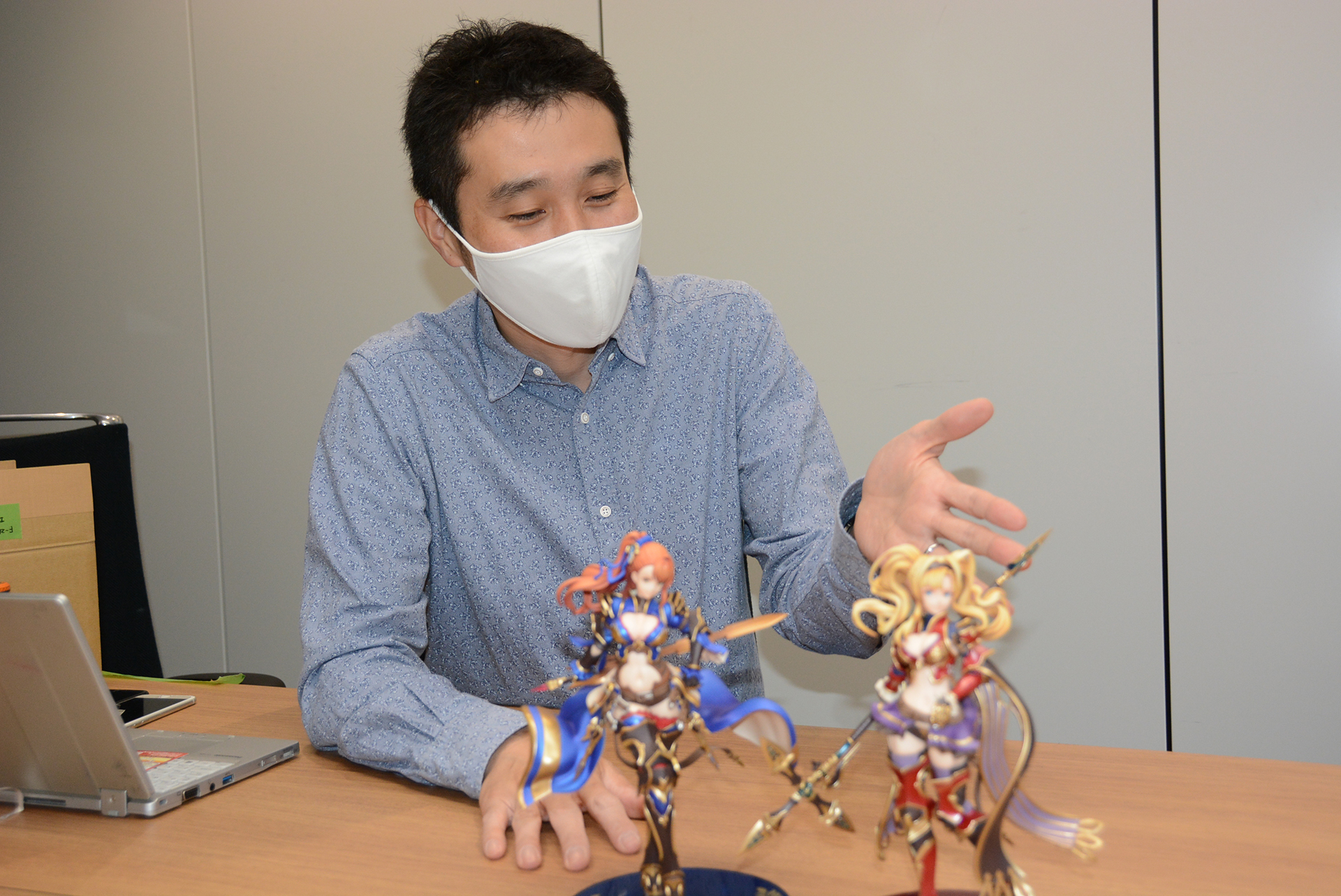 フィギュアのスケールによる頭身バランス調整を説明する洲崎氏