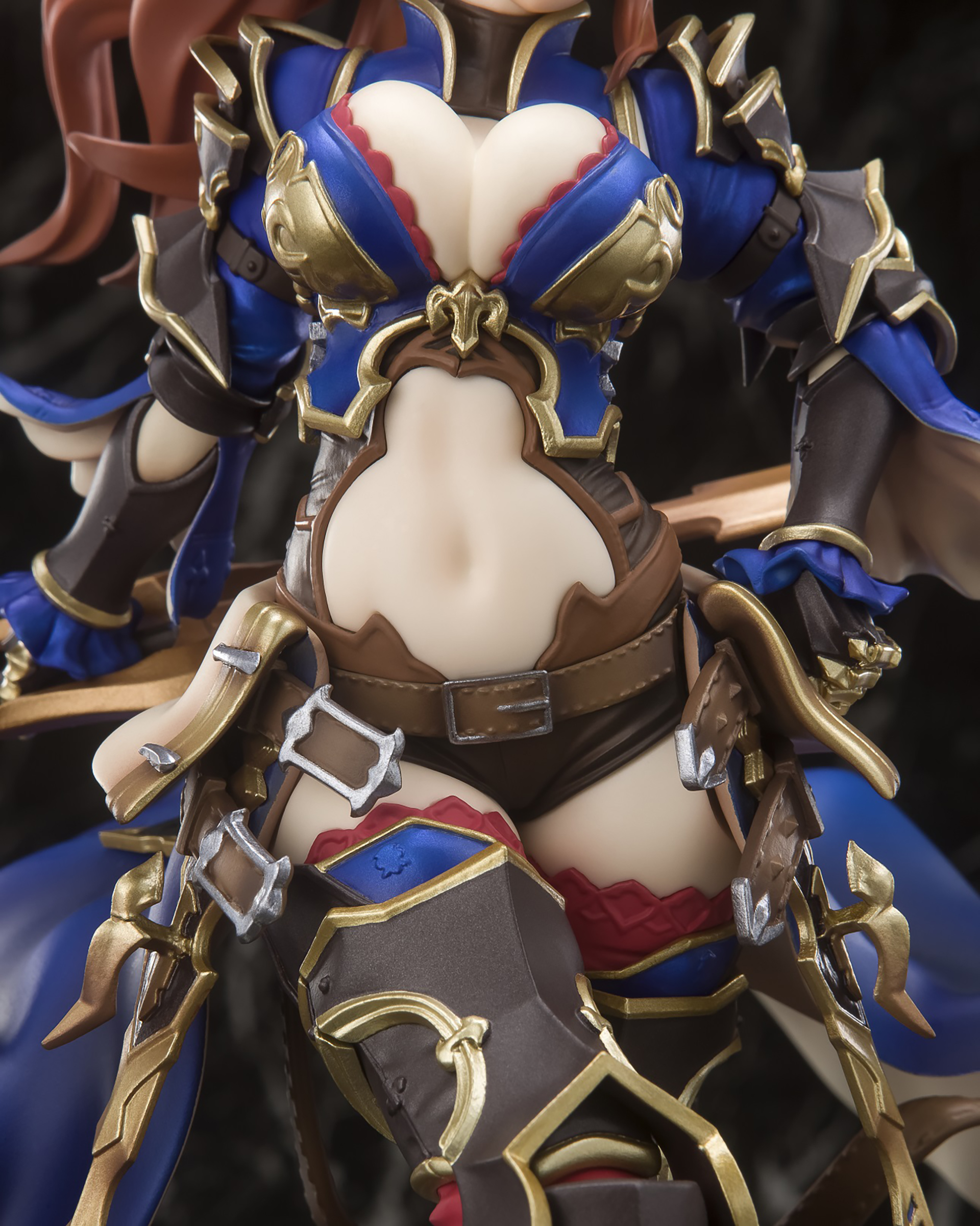 肌の艶やかさと衣装の繊細さ、金属の縁取りなどディテールもかなり細かい