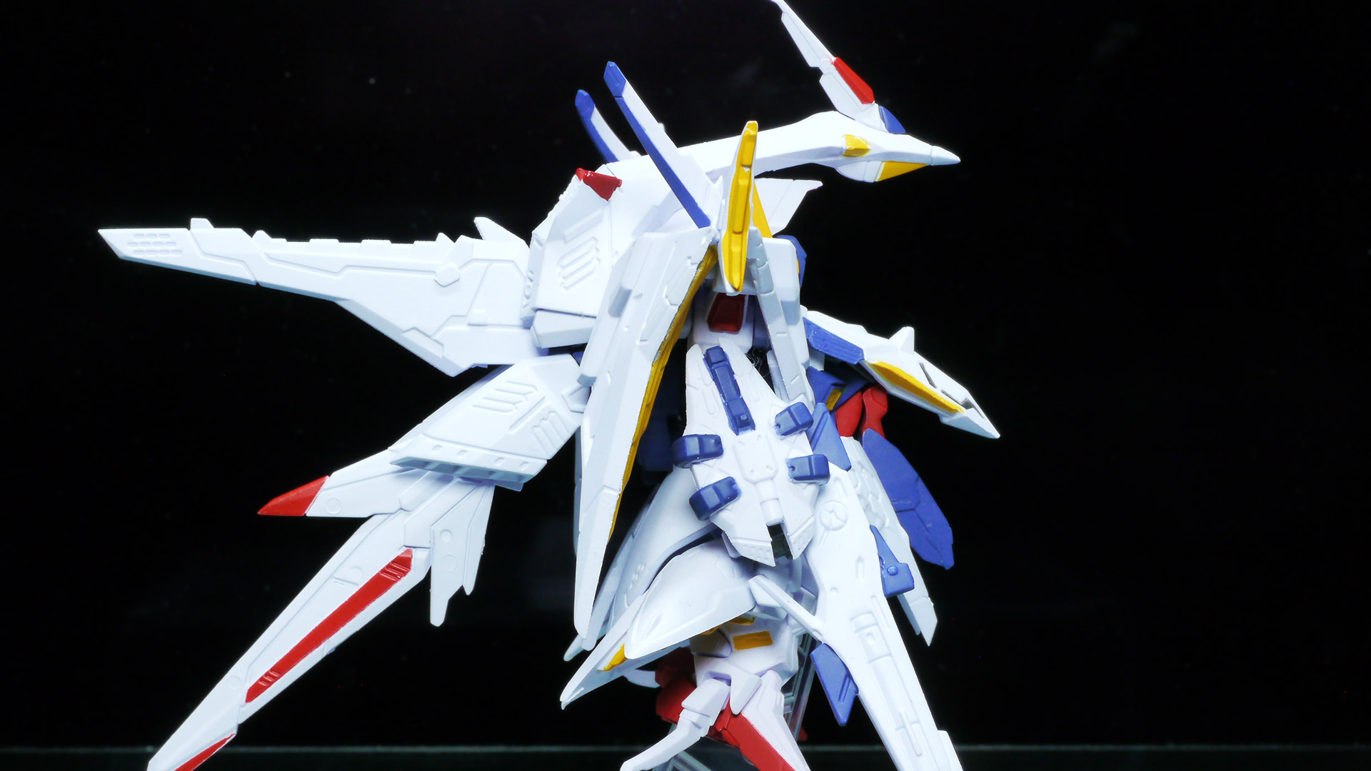 さすがに大ボリューム！デザイン上あまり動かすことができませんが、射撃ポーズはとれました