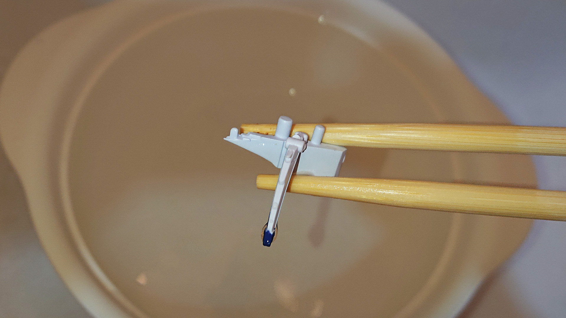 ビームキャノンは細いので熱が入りやすいですね。この後流水でシメてコシを出します。※直火にかけてはいけません