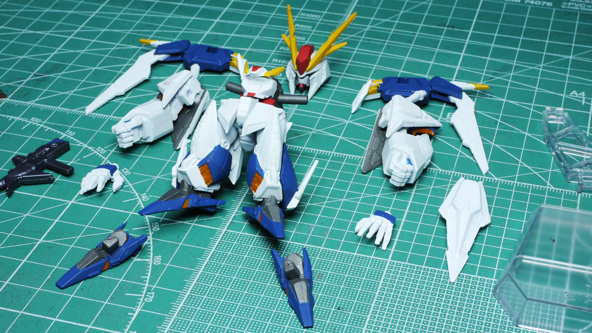 こちらもデザイン上あまり動く印象ではないですが、射撃ポーズはとれます