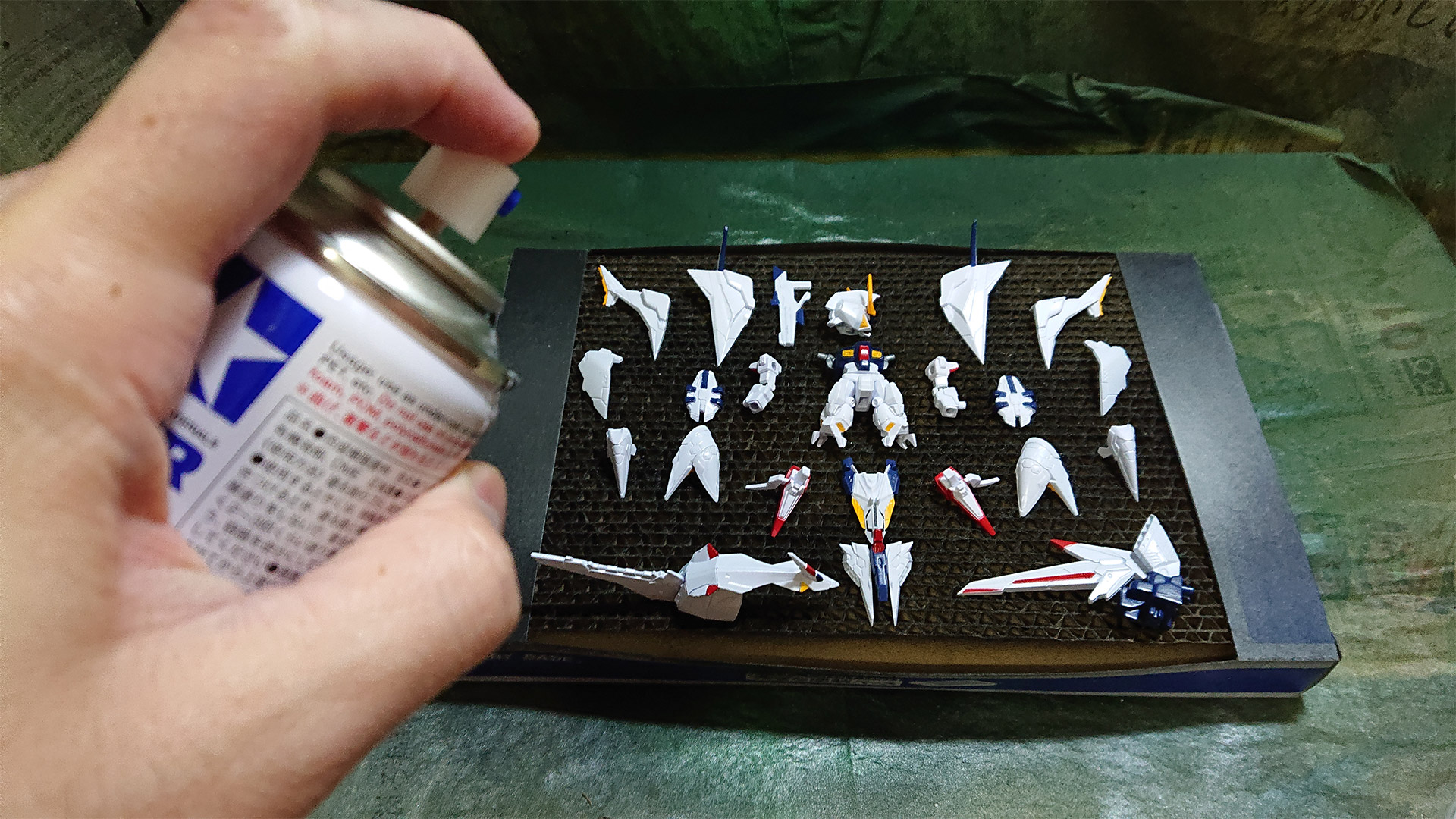 ペーネロペー（上）とΞガンダム（下）ではパーツ数がダンチです。プライマーは急がずに乾燥を待ち、まんべんなく吹き付けていきます