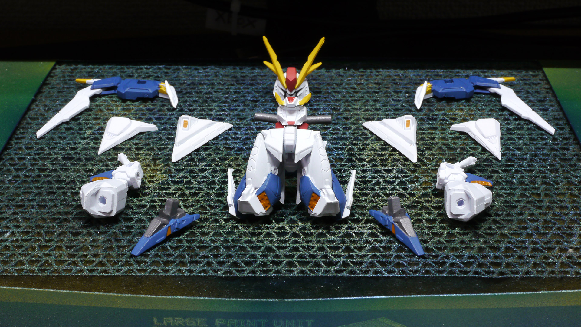 ペーネロペー（上）とΞガンダム（下）ではパーツ数がダンチです。プライマーは急がずに乾燥を待ち、まんべんなく吹き付けていきます