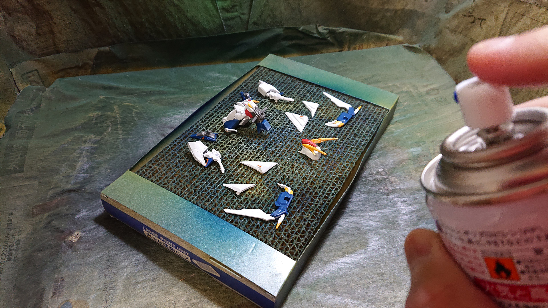 ペーネロペー（上）とΞガンダム（下）ではパーツ数がダンチです。プライマーは急がずに乾燥を待ち、まんべんなく吹き付けていきます