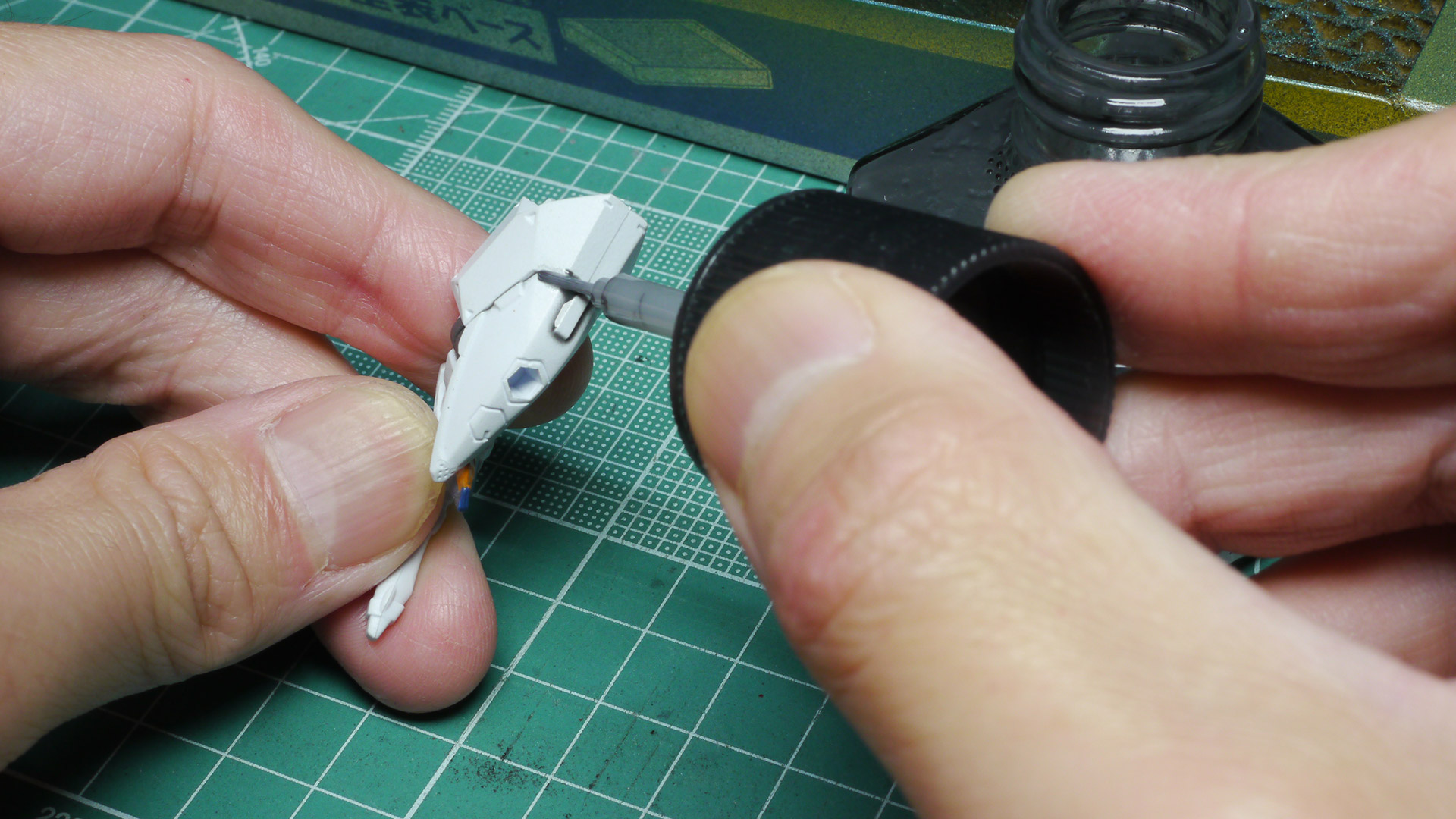 ツーっと流れる感覚が楽しくていっぱい入れてみました。ミノフスキー・フライトのフィンの段差などスミ入れ効果バツグンです