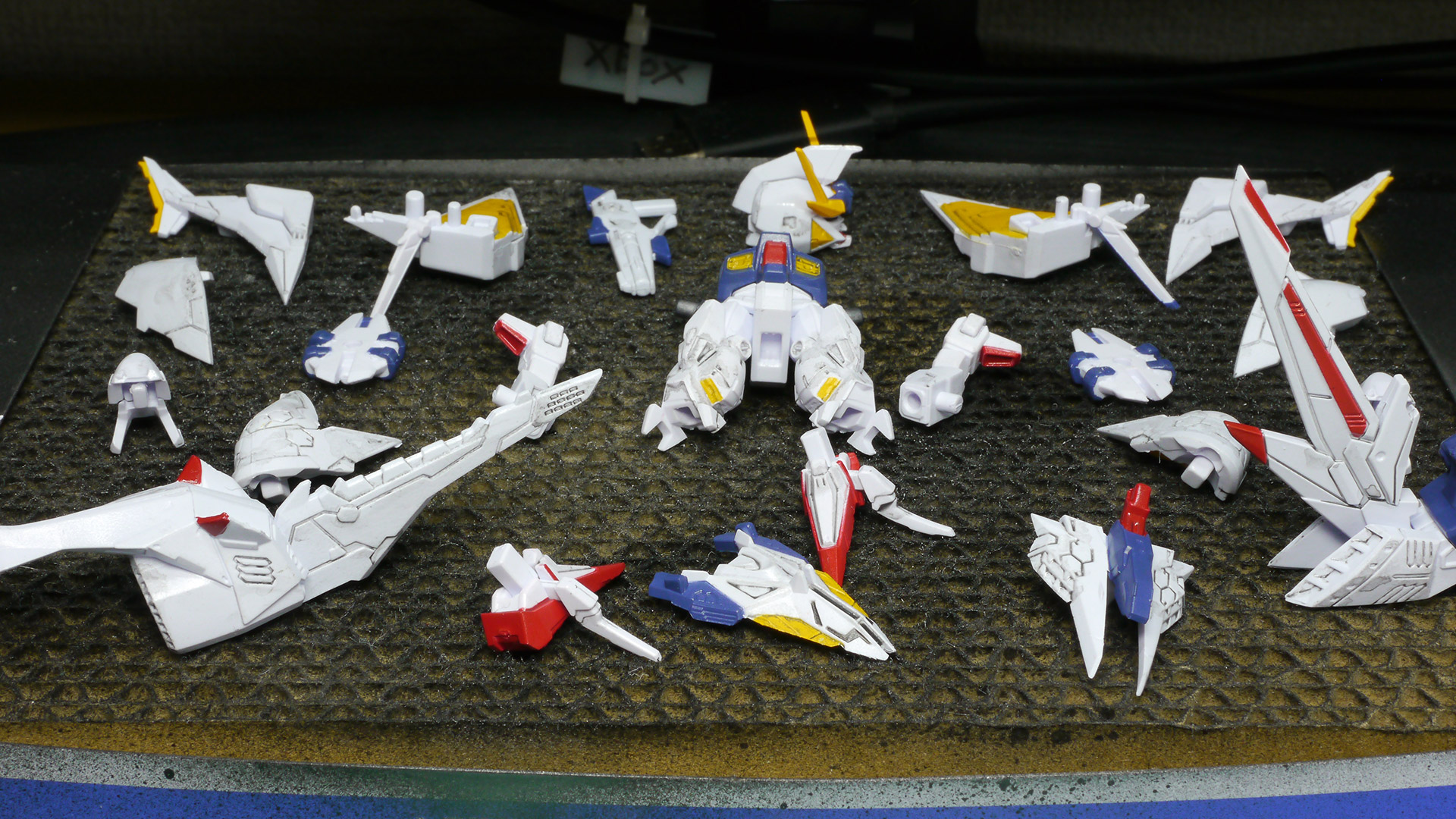 こういったPVC製のフィギュアだとモールドが甘くて太いところもあるのでシャープなスミ入れにするにはだいぶテクニックや材料が必要そうです。筆者の現在のスキルではこれが限界でした