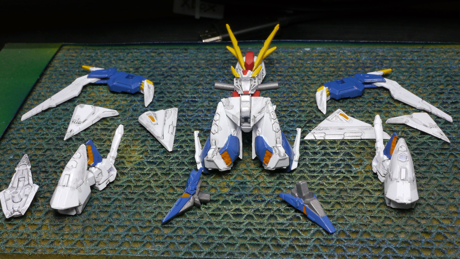 こういったPVC製のフィギュアだとモールドが甘くて太いところもあるのでシャープなスミ入れにするにはだいぶテクニックや材料が必要そうです。筆者の現在のスキルではこれが限界でした