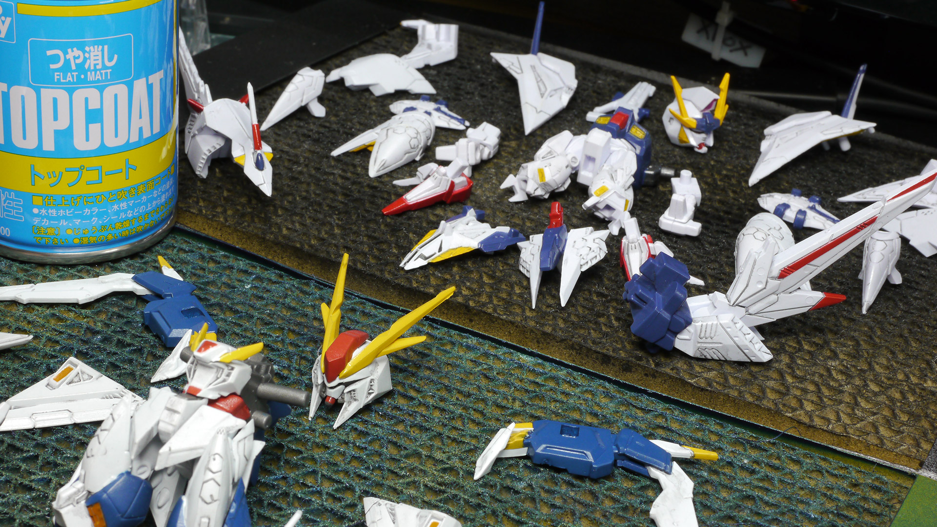 こういったPVC製のフィギュアだとモールドが甘くて太いところもあるのでシャープなスミ入れにするにはだいぶテクニックや材料が必要そうです。筆者の現在のスキルではこれが限界でした