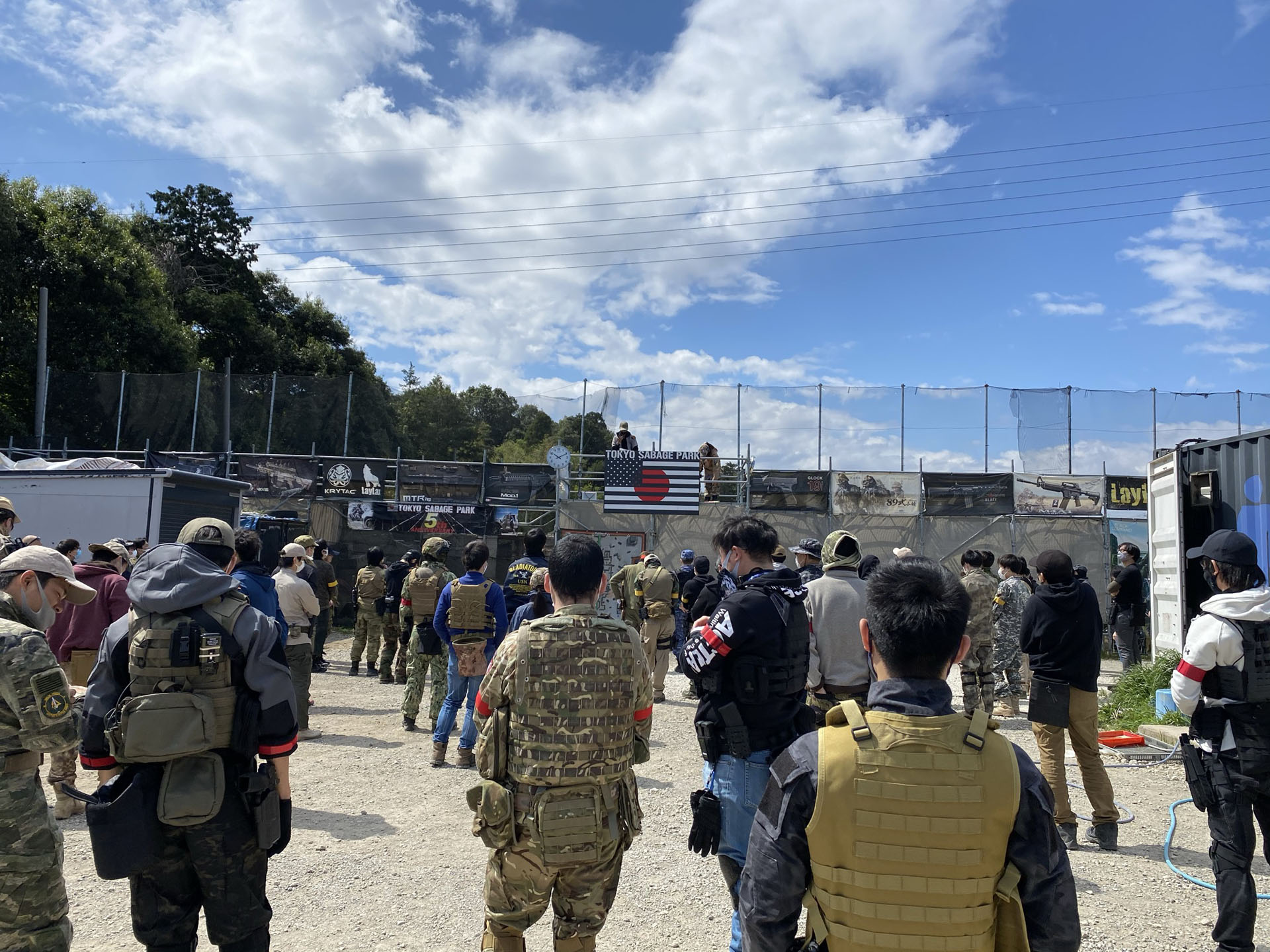 “朝礼”やゲーム前のミーティングもきっちりしている。筆者が参加したときは定員である160人が参加していた。80対80で撃ち合うこととなる。昨今の人気は高く、土日は毎回定員いっぱいだという