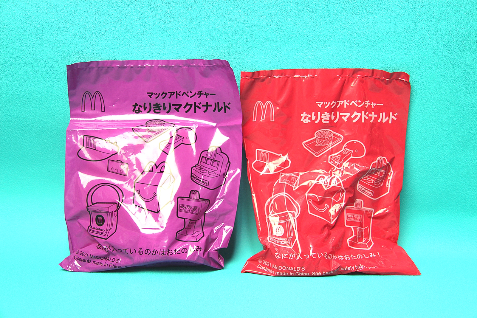 毎度お馴染みのおもちゃ袋は今回少し大きめに。手のひら2つ分ほどのサイズで、赤色が第1弾、紫色が第2弾となる