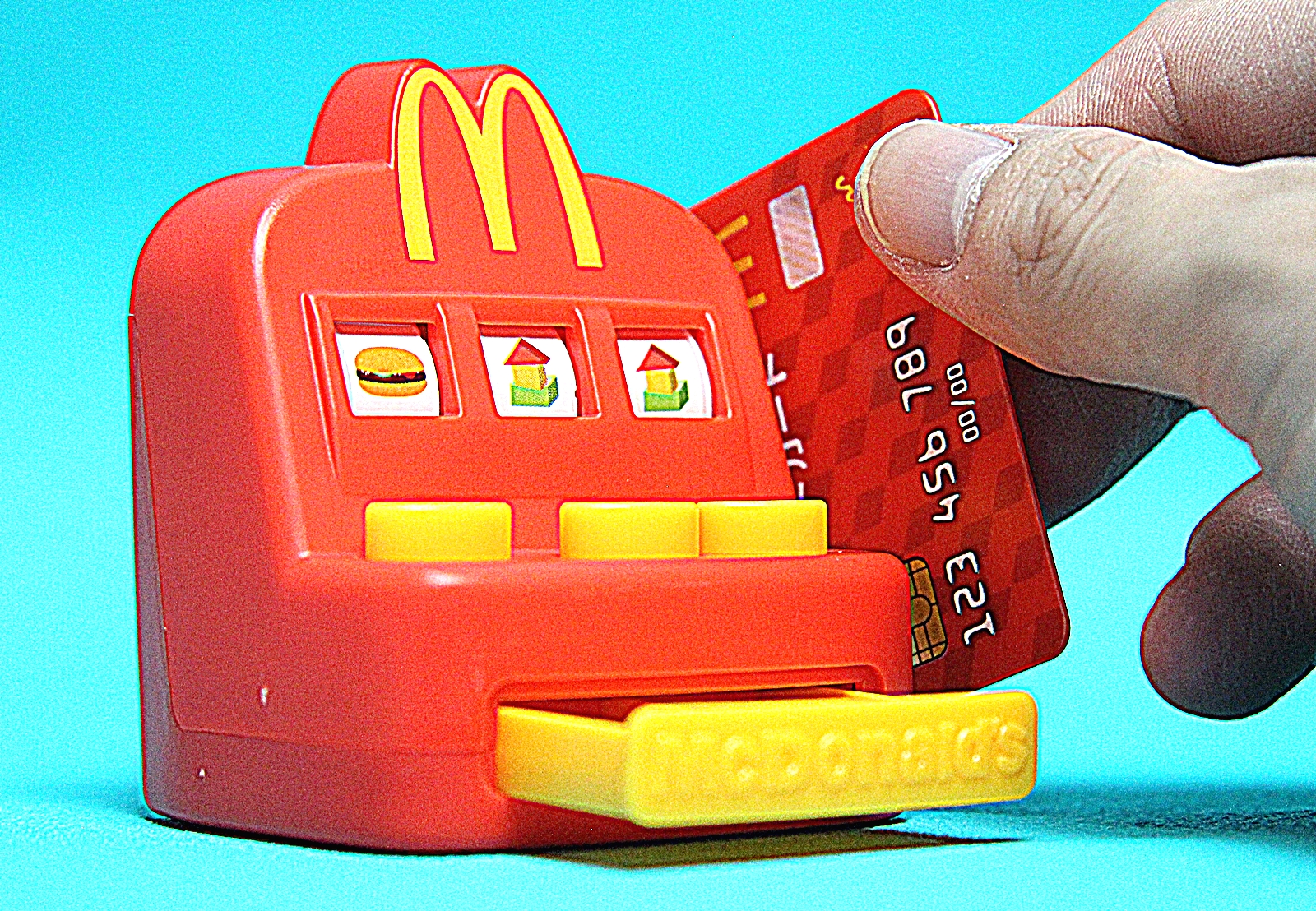 レジ本体の横にあるスロットにカードを通すと、トレイがオープン