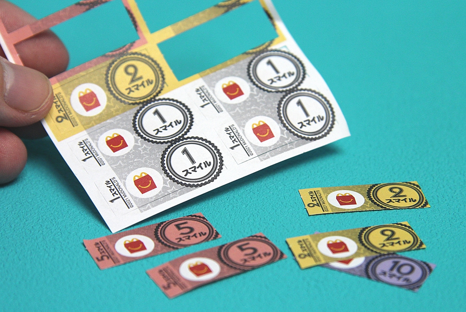 お金は台紙から外して使用する。細かいパーツなので無くさないようにしたい