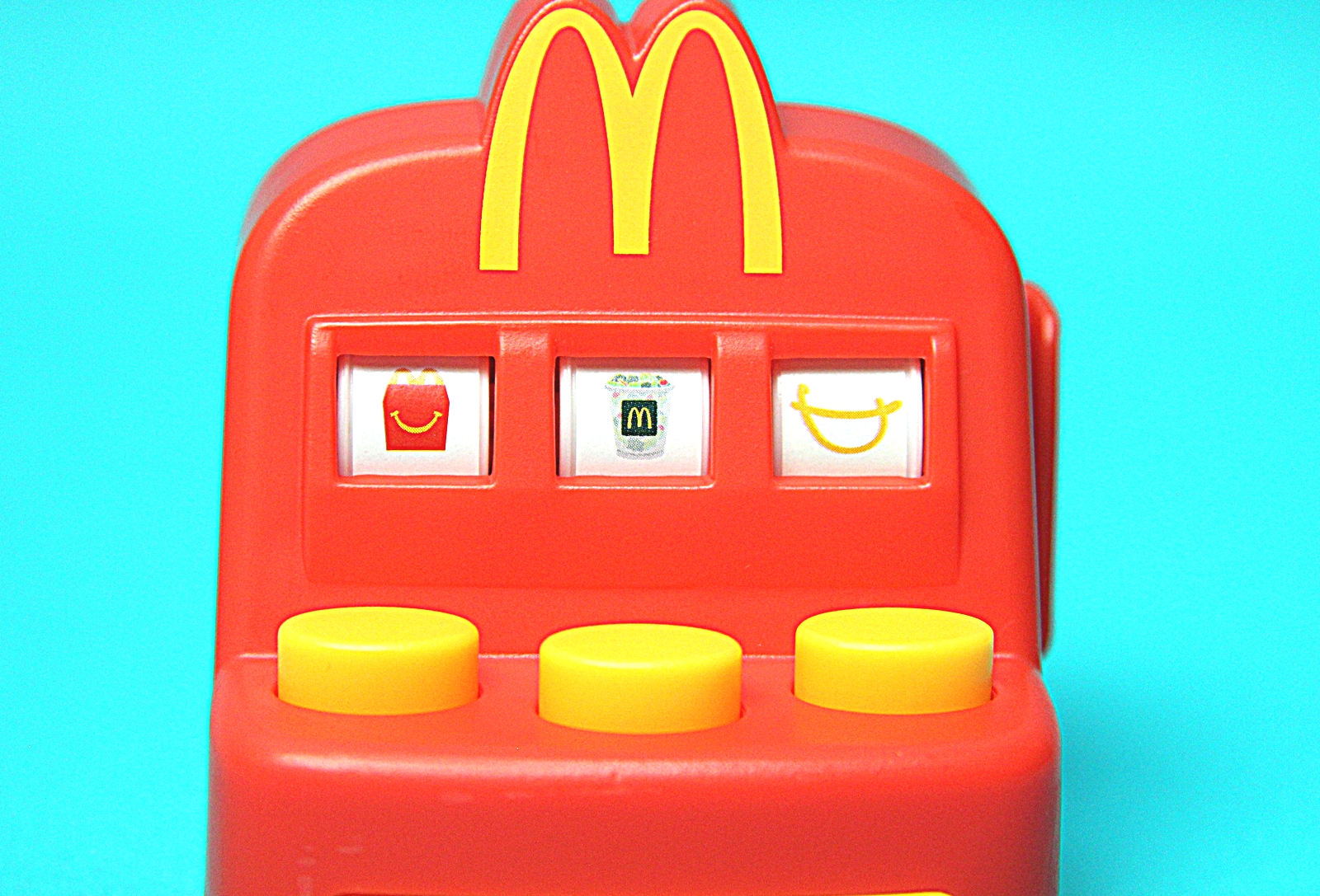 メニューの種類はハッピーセットにちなんだもの。3つの絵柄が全て揃うのはかなりレア！ もし揃ったら写真などに記録してアピールしよう