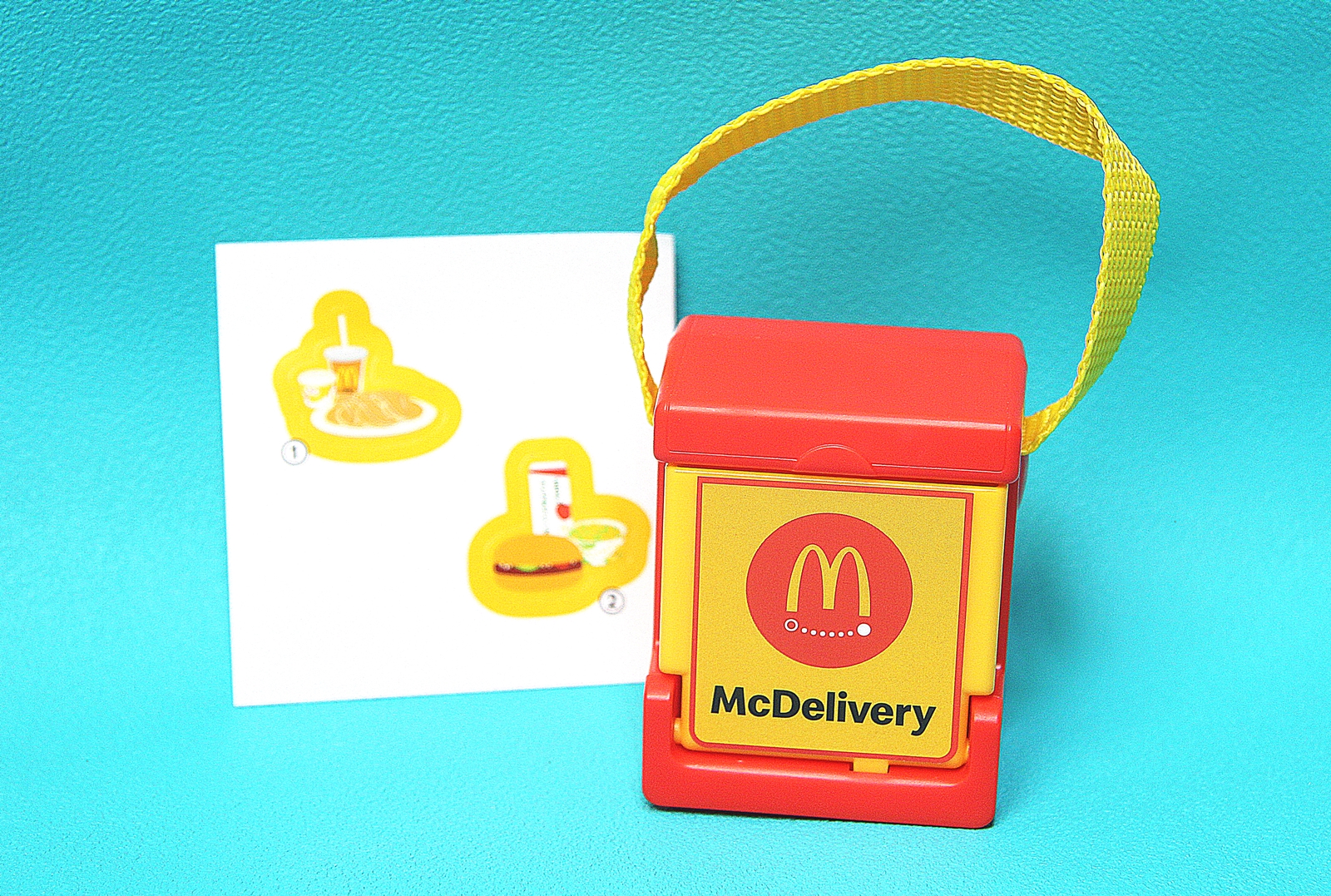 セット内容は、デリバリーバッグの形をしたおもちゃ本体とシール1枚