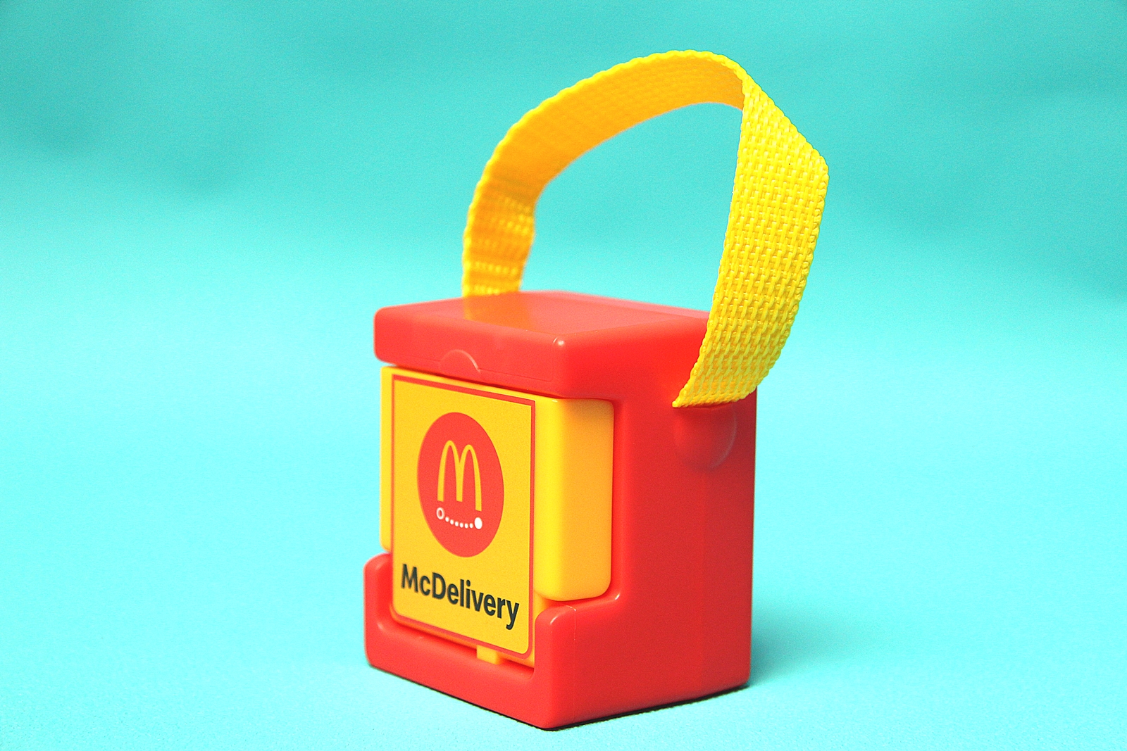 裏面には「マックデリバリーサービス」のロゴマークである、バイクのマークが立体的に表現されている