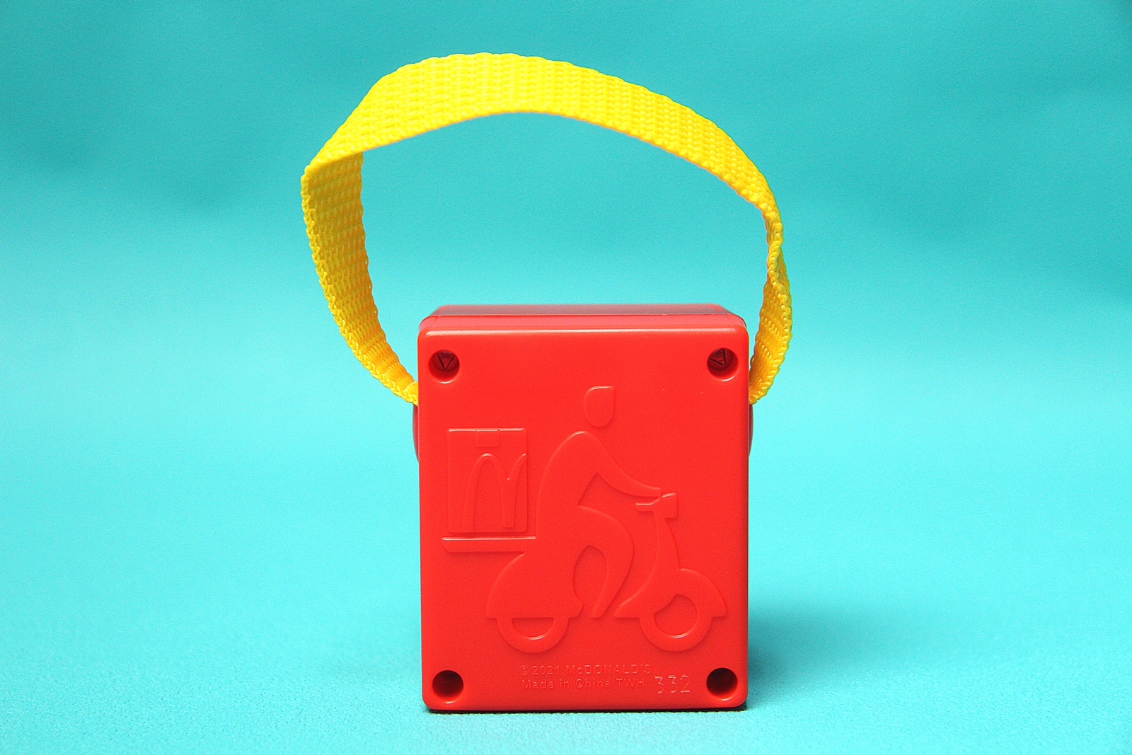 裏面には「マックデリバリーサービス」のロゴマークである、バイクのマークが立体的に表現されている