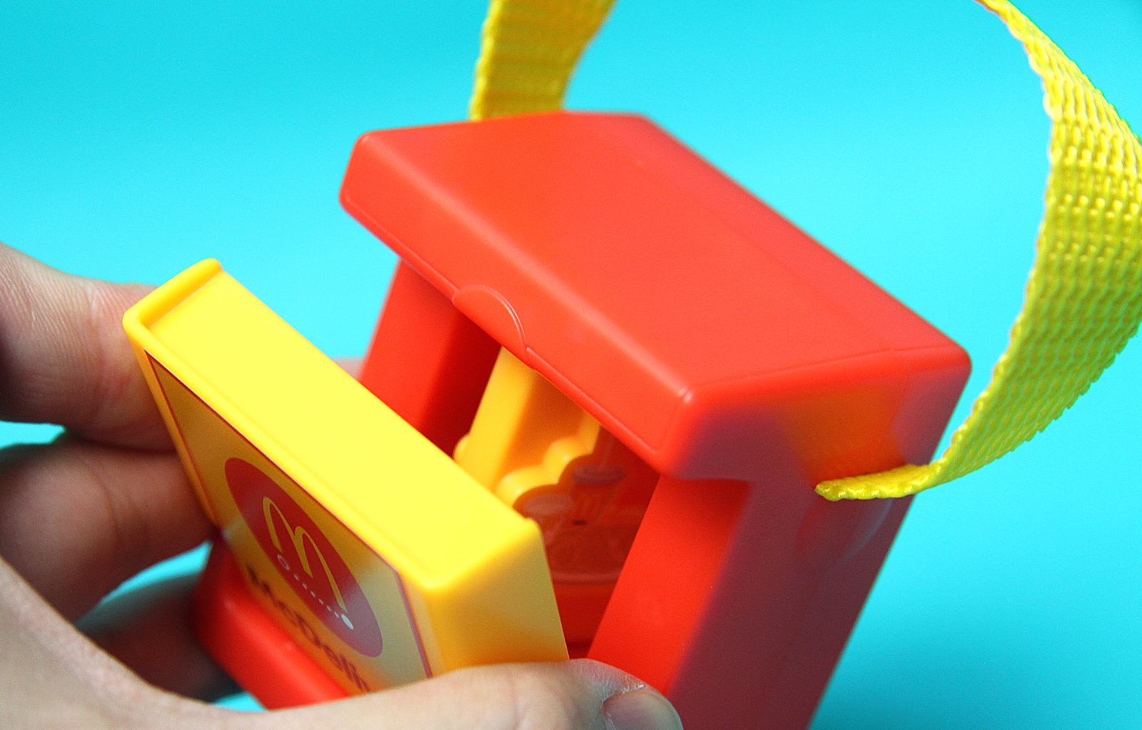 扉を開くたびに、中のパネルが回転する仕掛け