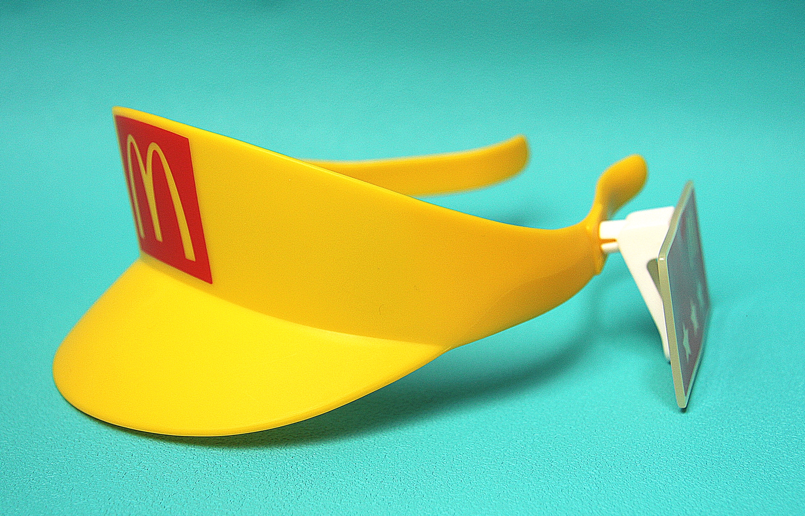 最近は帽子を被っていることの方が多いクルー。マクドナルドのクルーといえば、実は欠かせないのがサンバイザーだ