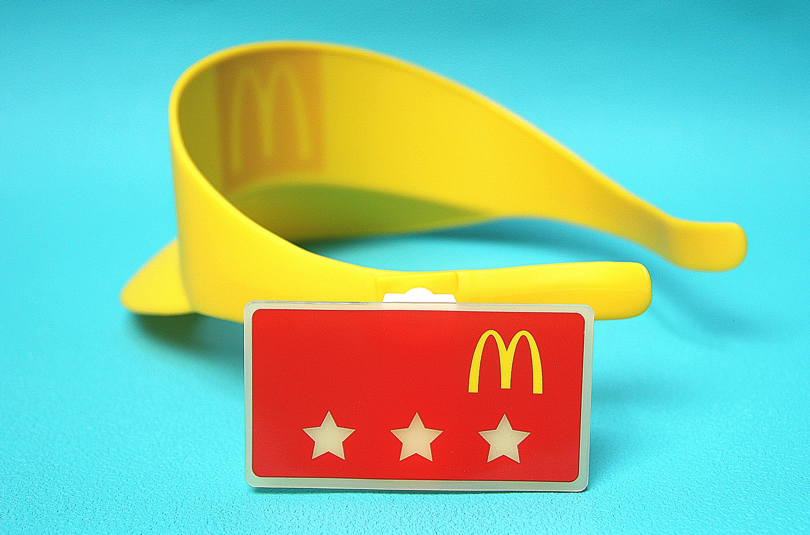 最近は帽子を被っていることの方が多いクルー。マクドナルドのクルーといえば、実は欠かせないのがサンバイザーだ