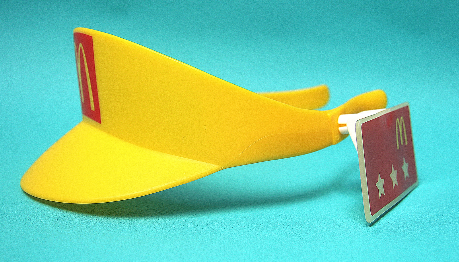 最近は帽子を被っていることの方が多いクルー。マクドナルドのクルーといえば、実は欠かせないのがサンバイザーだ