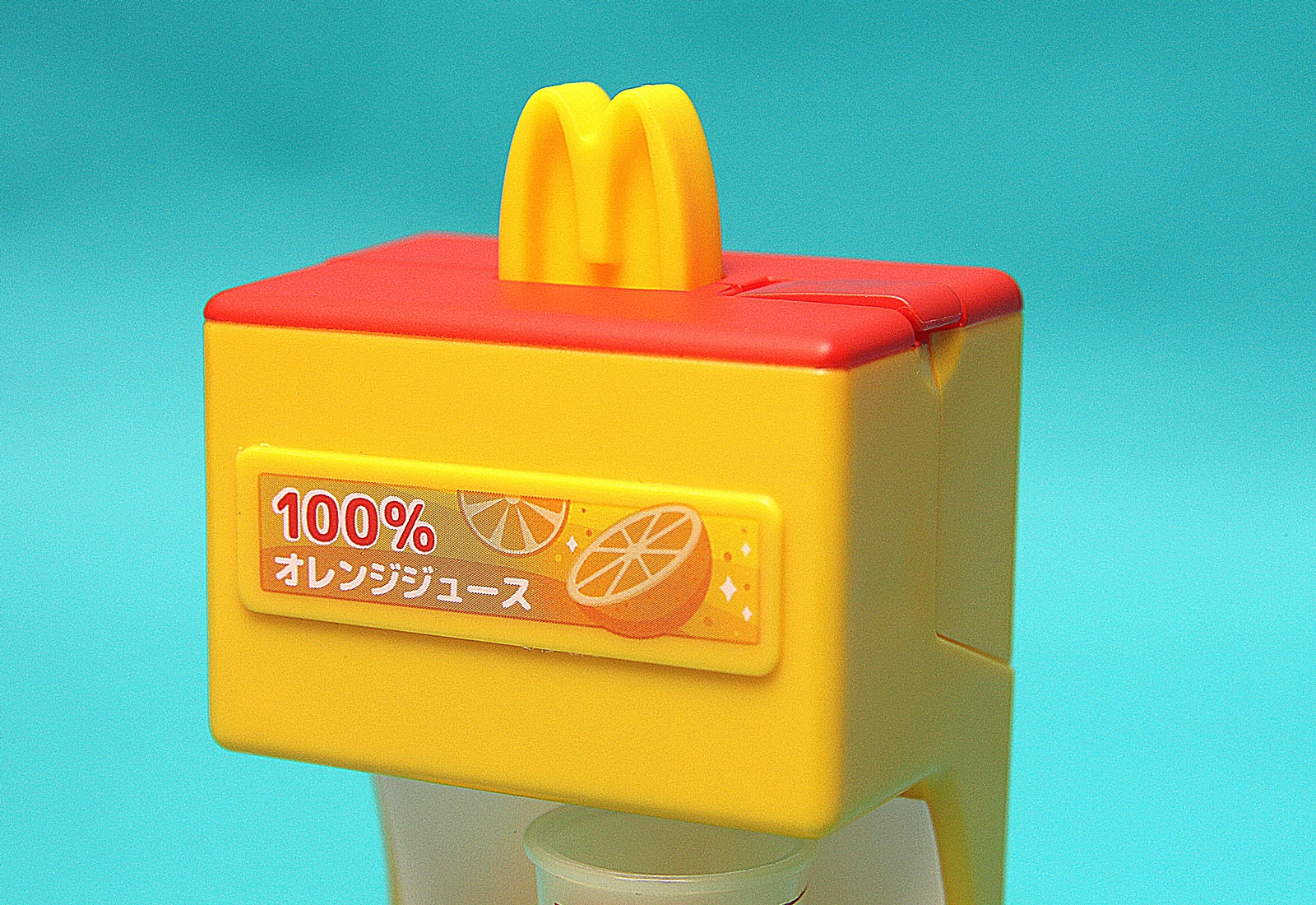 マックのロゴ部分は押せるようになっている。ボタンの反発力はかなり強い