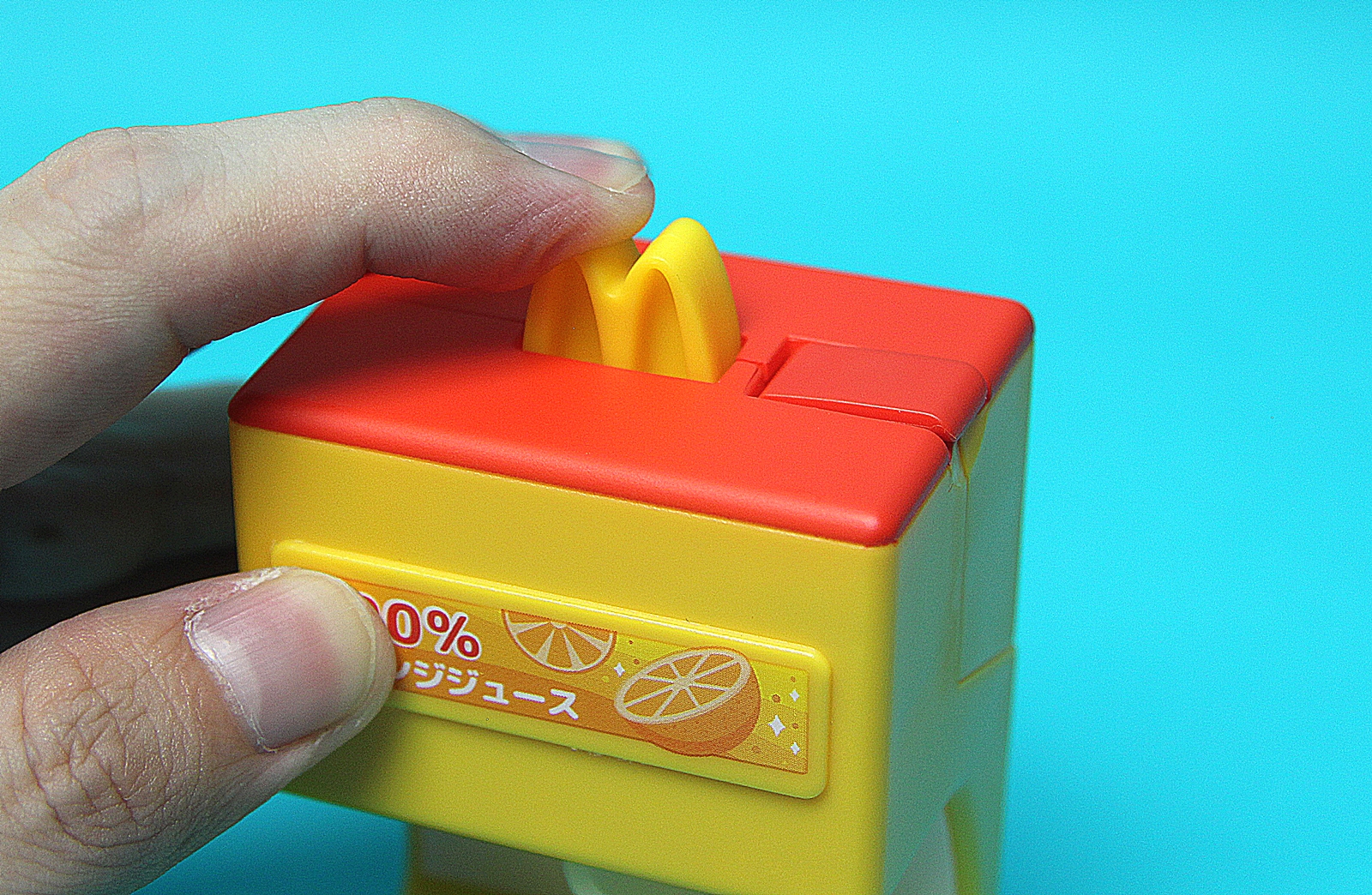 マックのロゴ部分は押せるようになっている。ボタンの反発力はかなり強い