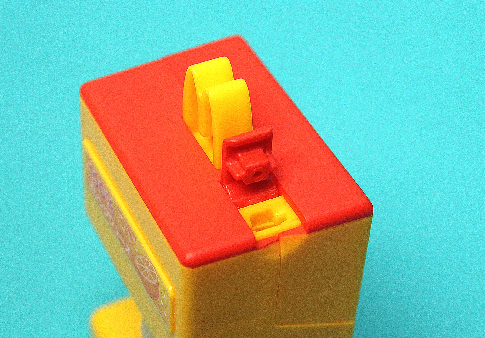 水を入れる部分は小指の爪ほどの大きさでかなり小さい