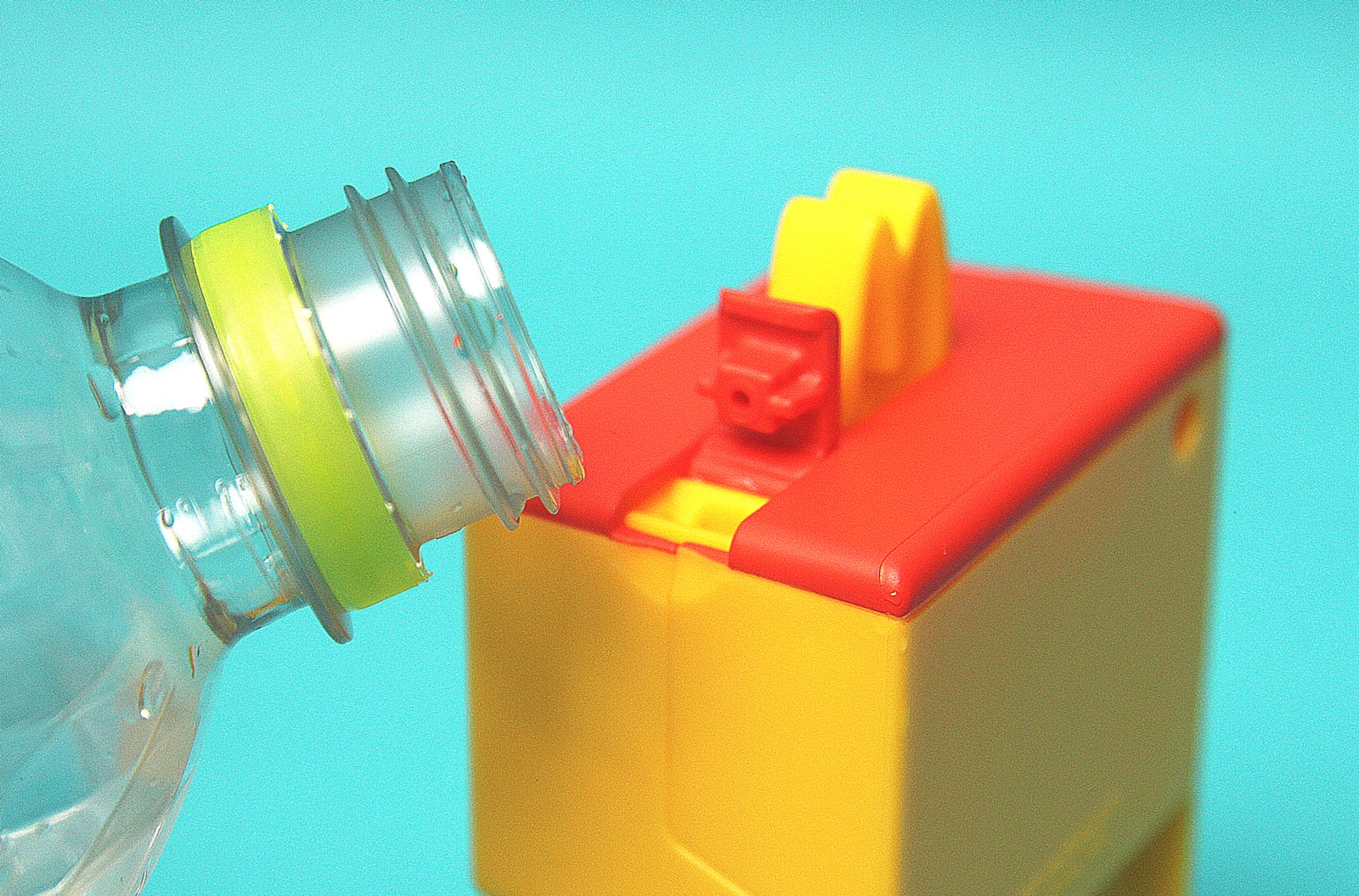 実際に水を注いでみる。目盛り等がないので、どこまで入れていいかと恐る恐る注いでいく