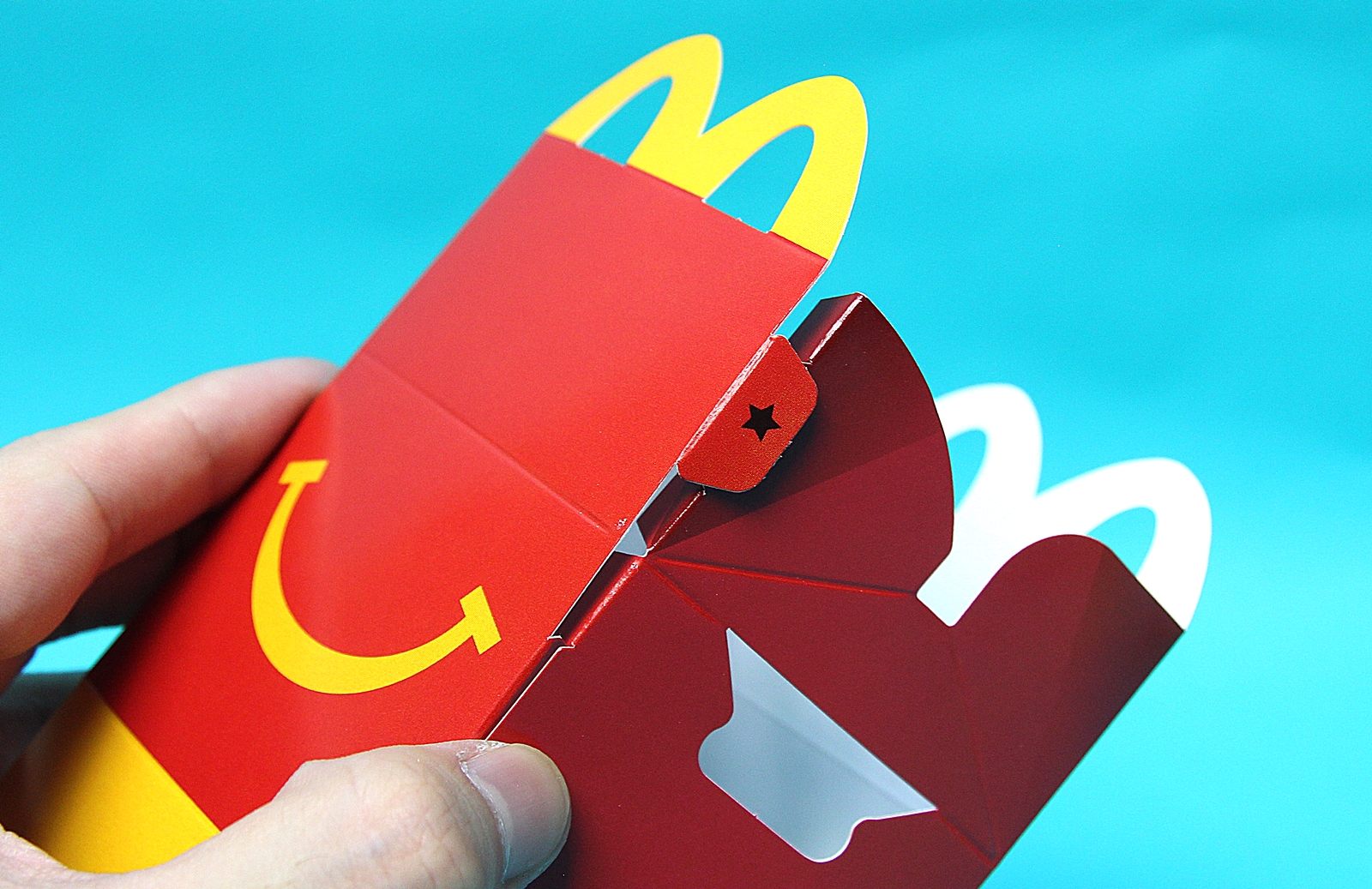 ペーパークラフトには星や三角のマークも印字されているので、対応する場所はわかりやすい