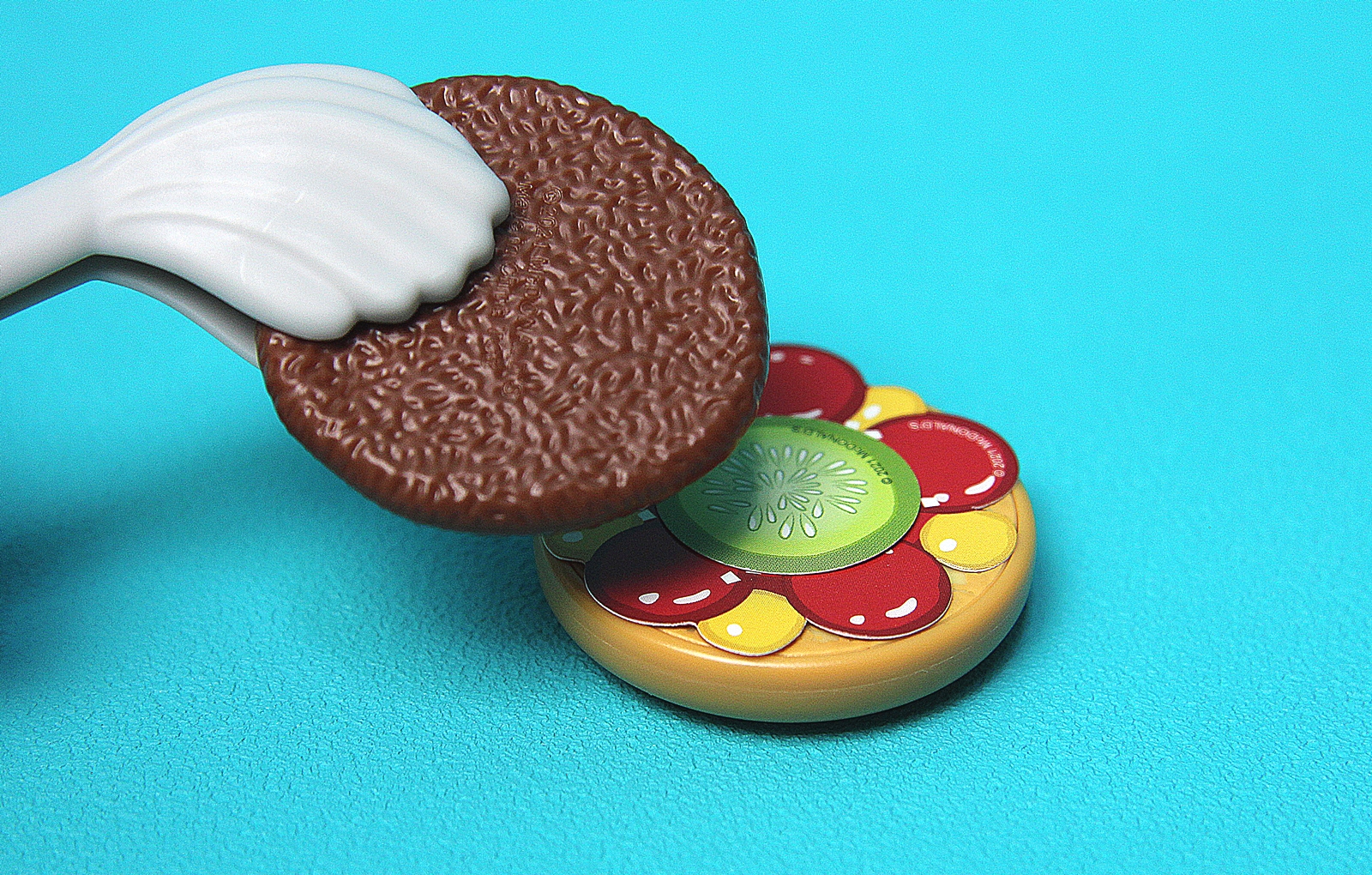 ピクルス、プラスチック製のパティ（お肉）も乗せていき…