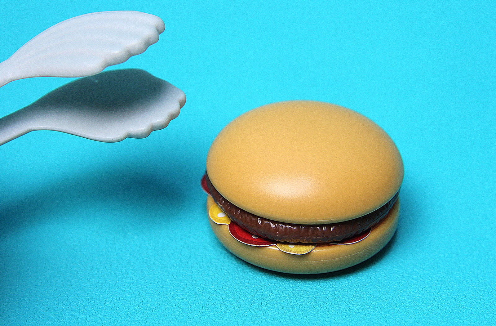 最後にバンズを乗せて完成！