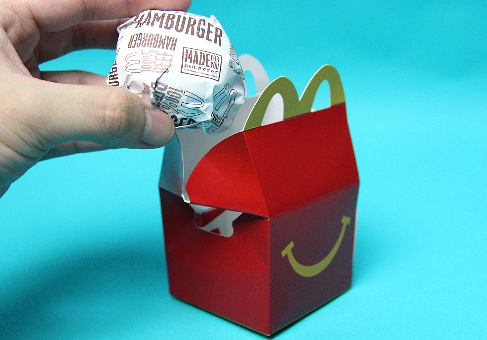 できあがった全ての商品をハッピーセットボックスに詰め込んで